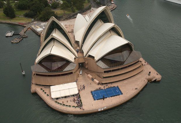 
                <strong>Wasser-Tennis mit Roger Federer und Lleyton Hewitt</strong><br>
                Vor der berühmten Oper in Sydney wurde zudem extra ein richtiger Tennisplatz für Federer und Hewitt aufgebaut - ebenfalls direkt, aber eben nicht im Wasser.
              