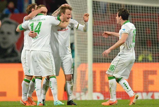 
                <strong>1. FC Nürnberg - SV Werder Bremen 0:2</strong><br>
                In der 68. Minute dann die Entscheidung: Nach einem krassen Fehlpass von Jose Campana bekommt Philipp Bargfrede den Ball vor die Füße. Der Bremer bedankt sich mit einem Distanzschuss, der durch die Beine von Pinola noch abgefälscht wird.
              