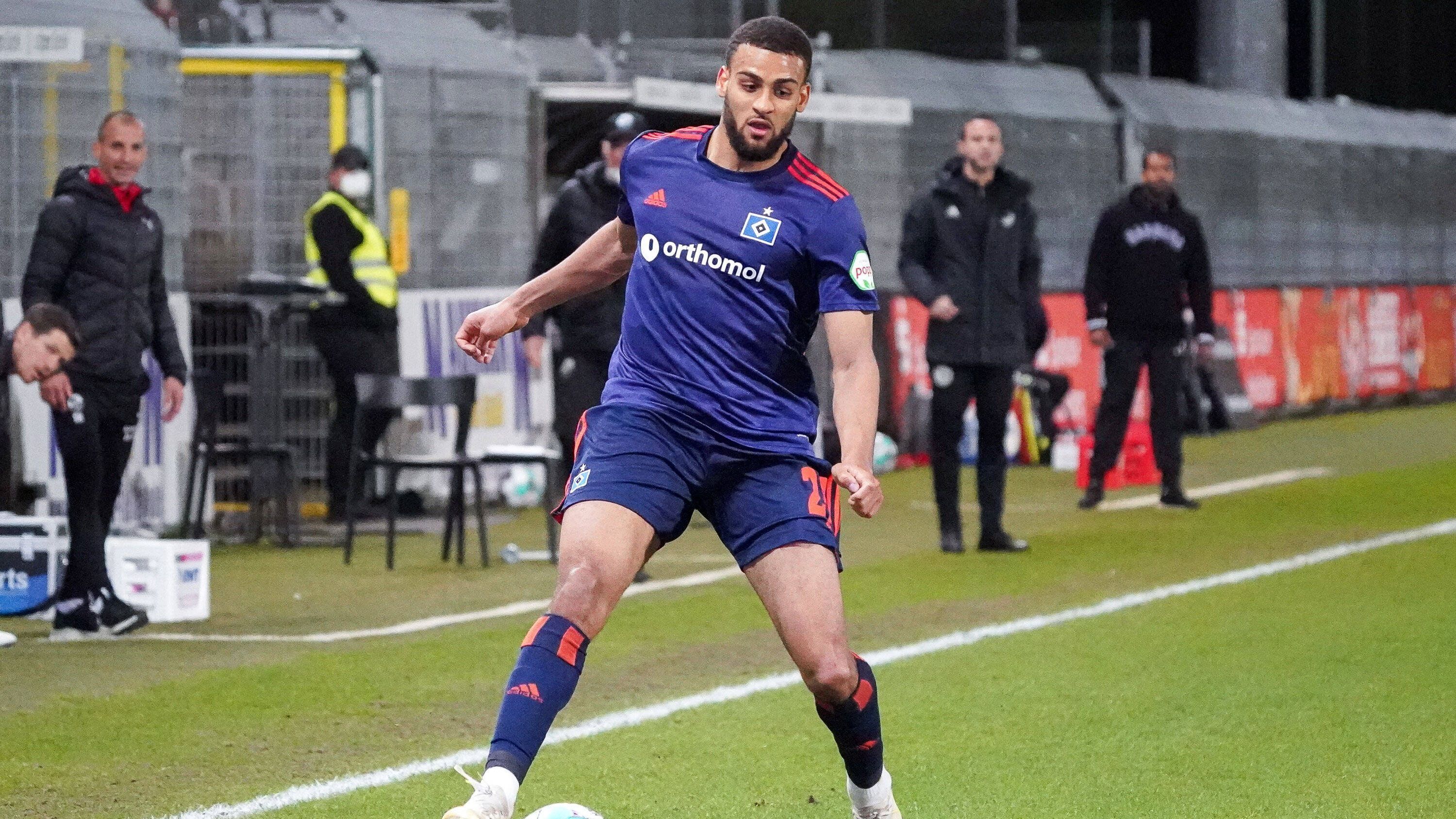 
                <strong>Josha Vagnoman (Hamburger SV)</strong><br>
                Vagnoman steht beim HSV, wie viele andere nach dem verpassten Aufstieg, auf der Verkaufsliste. Laut "Kicker" will der gebürtige Hamburger gerne für einen Verein in der ersten Liga spielen, möchte seinen Jugendverein aber nicht um jeden Preis verlassen. Aufgrund der Verbundenheit mit dem Klub könne er sich wohl auch vorstellen, ein weiteres Jahr in Liga zwei zu kicken. Sollte allerdings ein attraktives Angebot kommen, gelte es als wahrscheinlich, dass Vagnoman die Hansestadt zur kommenden Saison verlässt.
              