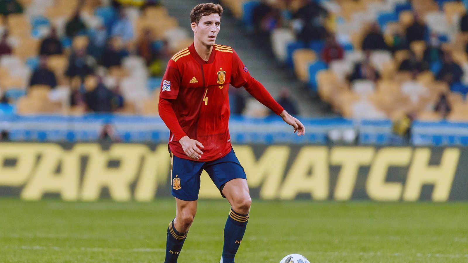 
                <strong>Pau Torres (FC Villarreal)</strong><br>
                Dass Spaniens Nationaltrainer Luis Enrique bereit ist, den Talenten eine Chance zu geben, erklärte der einstige Barca-Coach zuletzt noch einmal eindringlich. "Ich habe kein Problem, den Jungen zu vertrauen. Ich schaue nicht auf das Alter, ich will auch niemandem gefallen", sagte Enrique. Ein Beispiel für dieses Credo ist die Personalie Pau Torres. Obwohl der 23 Jahre alte Innenverteidiger "nur" bei Villarreal spielt, ist das Eigengewächs des La-Liga-Klubs mittlerweile in der Defensive der "Seleccion" fast schon gesetzt. Wie Olmo, so debütierte auch Torres im September 2019 beim 7:0-Sieg gegen Malta und traf dabei sofort. Seitdem gehört der 1,91-Meter-Hüne nicht nur regelmäßig zum Kader, sondern durfte bislang fünf Mal über die volle Distanz in Länderspielen ran.
              