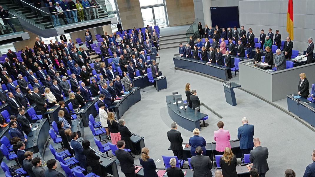 Der Bundestag berät über mehrere heikle Themen, darunter die Cum-Ex-Geschäfte, innere Sicherheit und ein mögliches AfD-Verbot. (Symbolbild)