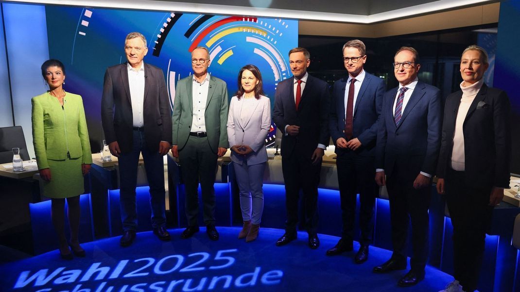 So viele Teilnehmer:innen saßen in diesem Wahlkampf noch nie im Fernsehstudio zusammen.