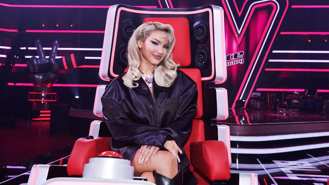 Musikerin Shirin David sitzt 2023 im roten Stuhl bei "The Voice of Germany" und stellt ihr Team aus den besten Talenten zusammen. In Deutschland erfreuen sich ihre Songs großer Beliebtheit. Mit "Supersize" stürmte sie sogar 2019 die Spitze der deutschen Singlecharts.