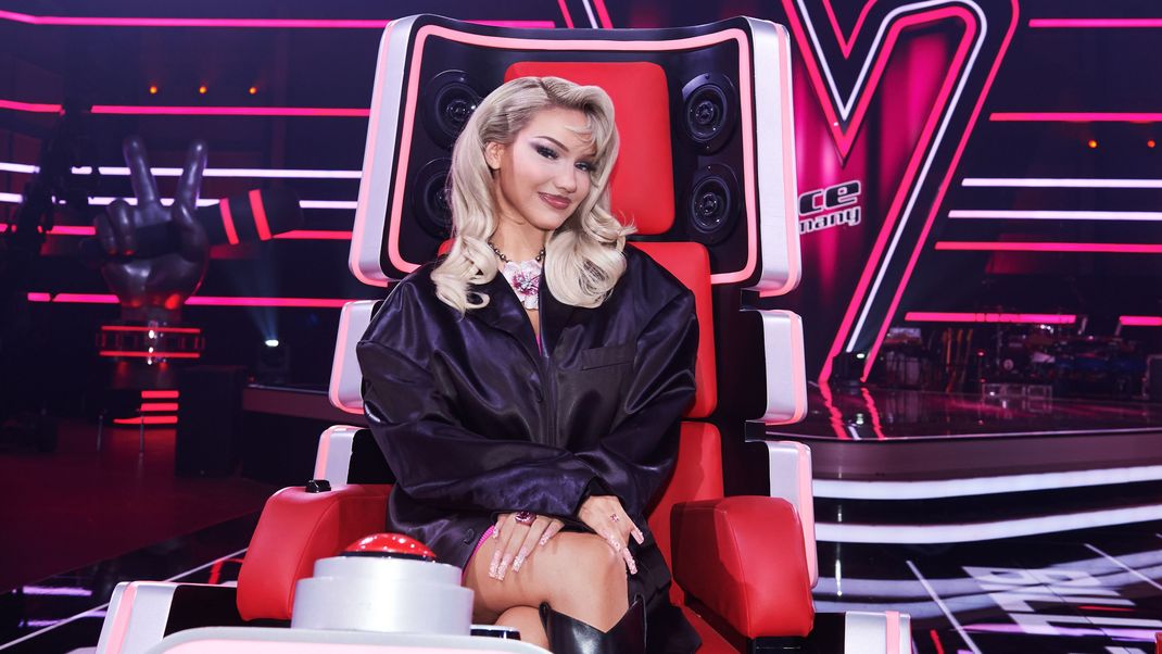 Musikerin Shirin David sitzt 2023 im roten Stuhl bei "The Voice of Germany" und stellt ihr Team aus den besten Talenten zusammen. In Deutschland erfreuen sich ihre Songs großer Beliebtheit. Mit "Supersize" stürmte sie sogar 2019 die Spitze der deutschen Singlecharts.