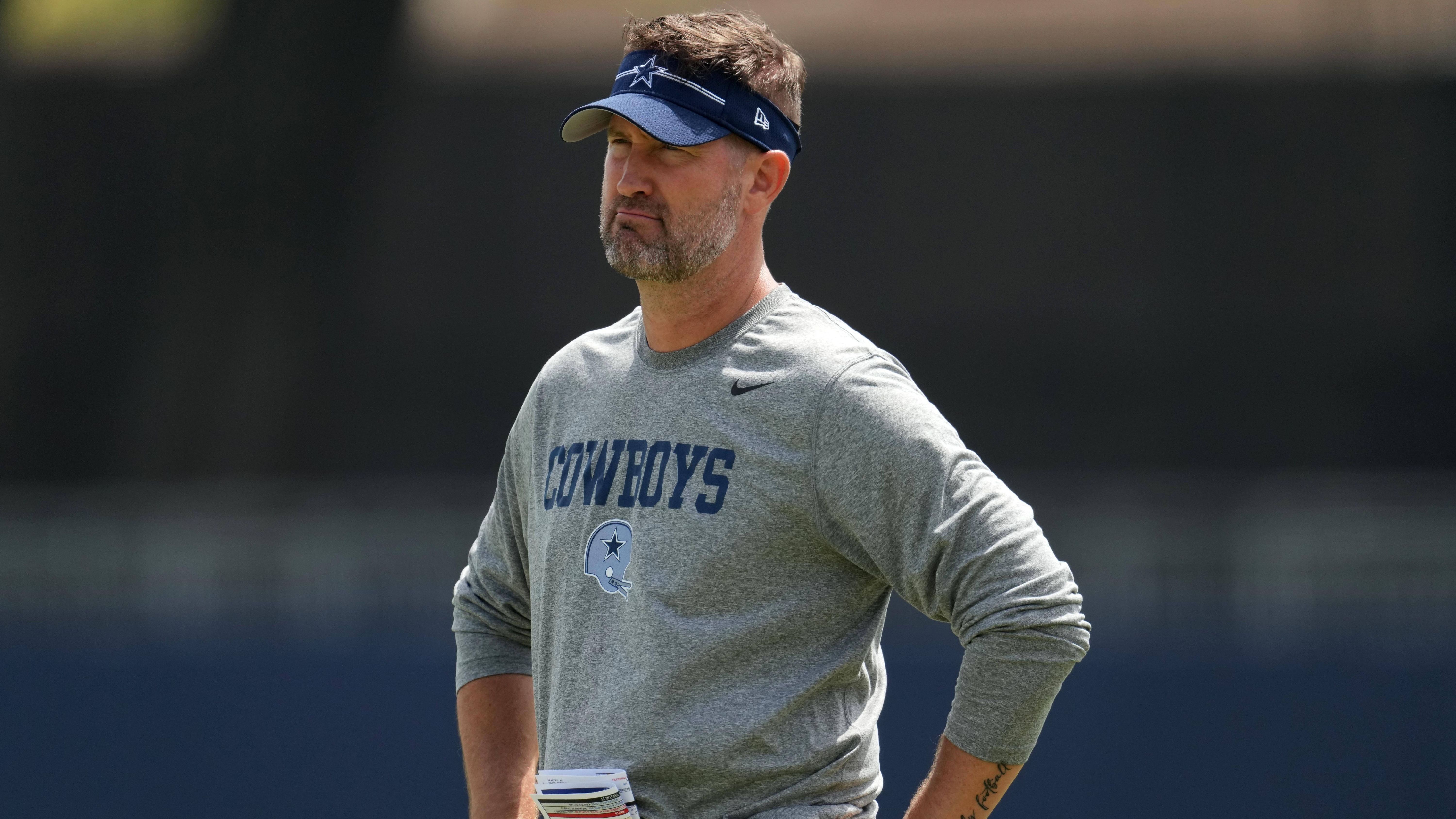 <strong>Dallas Cowboys</strong><br>• &nbsp;Head Coach: Brian Schottenheimer (im Bild)<br>• &nbsp;Offensive Coordinator: - (Schottenheimer wurde zum Head Coach befördert) <br>• &nbsp;Defensive Coordinator: - (Vertrag von Mike Zimmer lief aus)<br>• &nbsp;Special Teams Coordinator: John Fassel <br>• &nbsp;General Manager: Jerry Jones