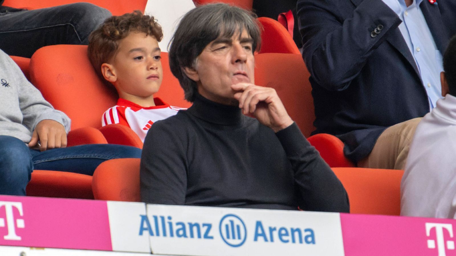 <strong>Joachim Löw</strong><br>
                Die Zeit, die Joachim Löw als Bundestrainer hatte, bleibt wohl für längere Zeit unerreicht. Von 2006 bis 2018 leitete er erfolgreich die Geschicke des DFB-Teams, ehe 2018 das Vorrundenaus in Russland an seinem Denkmal rüttelte. Das Achtelfinalaus bei der EM 2021 war nur unwesentlich besser, danach zog er sich zurück. Aktuell ist Löw vereinslos, betont aber, gerne wieder einen Klub übernehmen zu wollen.
