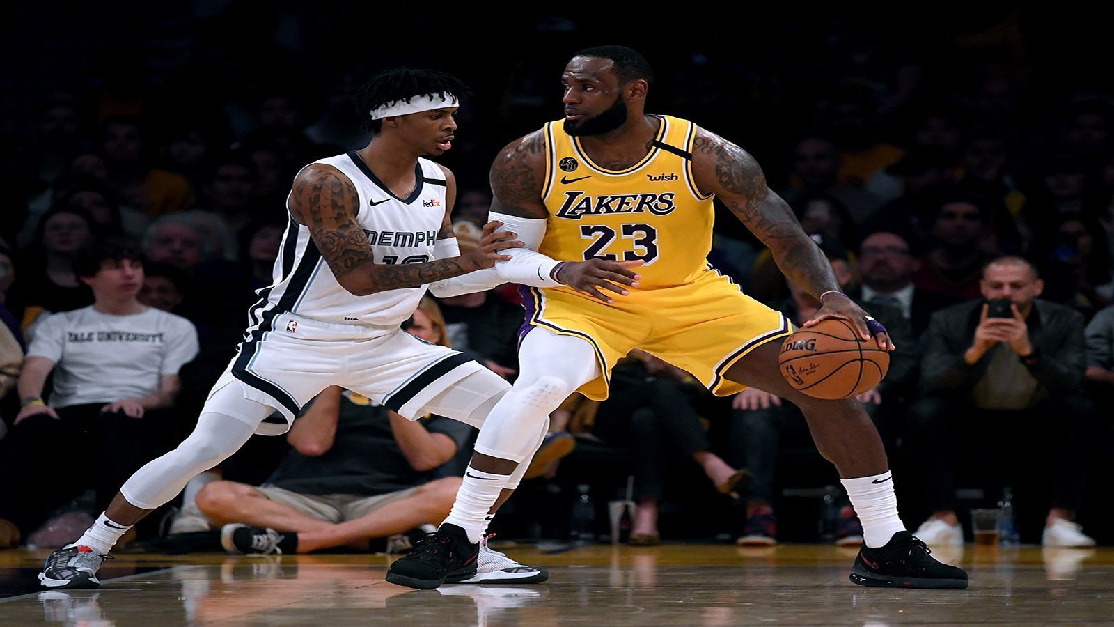 
                <strong>WESTEN: Los Angeles Lakers vs. Memphis Grizzlies</strong><br>
                Der Westen ist auch in diesem Jahr unfassbar gut besetzt. Nachdem die Golden State Warriors durch Verletzungen (Stephen Curry, Klay Thompson) und den Abgang von Durant geschwächt wurden, verstärkten sich die Teams aus L.A. mit LeBron James, Kawhi und Co. Die Lakers um James und Anthony Davis würden als Erster des Westens auf die Memphis Grizzlies treffen. Trotz Rookie-of-the-Year-Kandidat Ja Morant eine eher leichtere Aufgabe
              