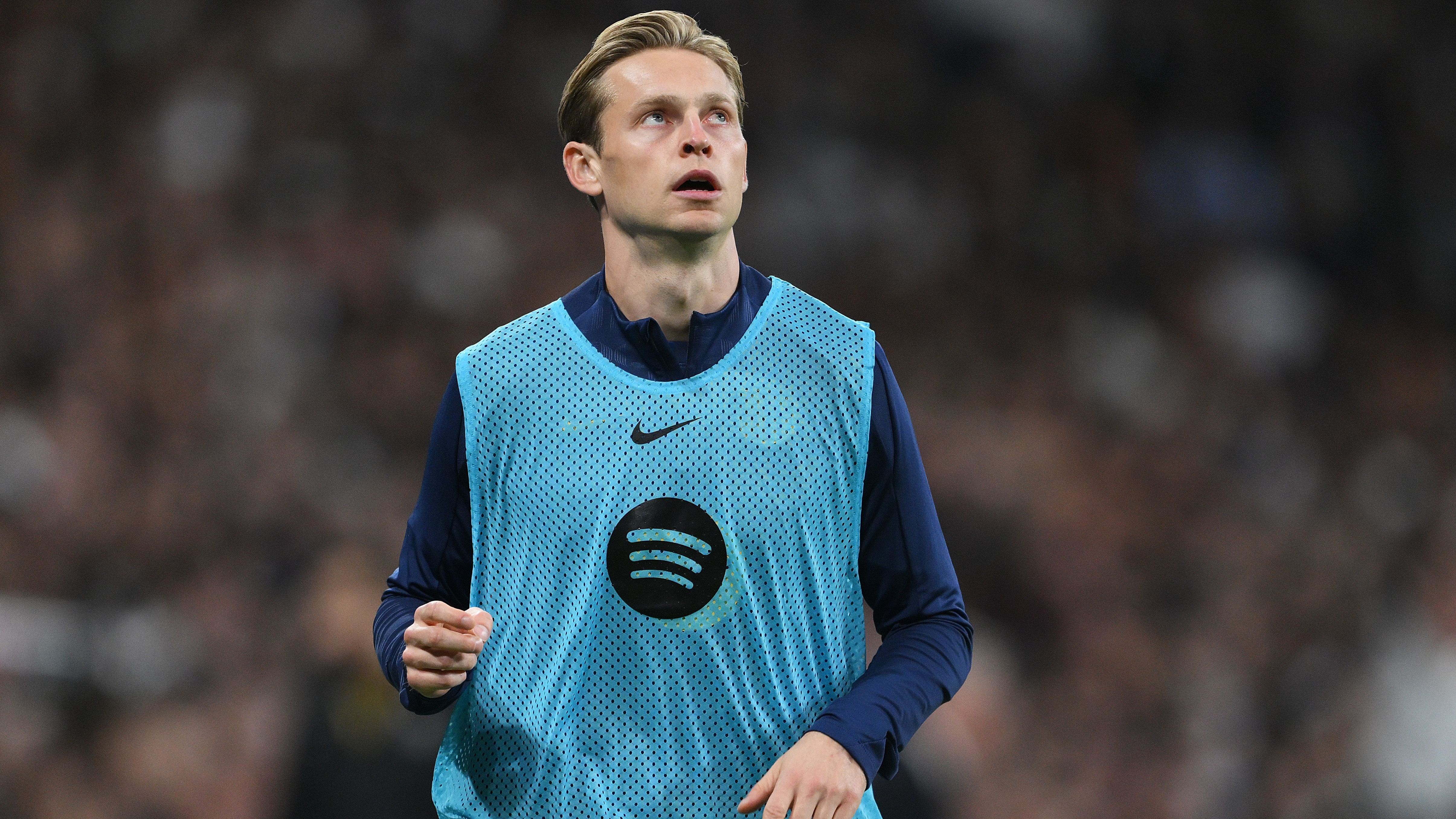 <strong>Frenkie de Jong (FC Barcelona)</strong><br>Der FC Barcelona zieht laut einem Bericht von "Mundo Deportivo" die Reißleine im Vertragspoker mit Frenkie de Jong. Demnach sollen die Katalanen das Vertragsangebot an den Niederländer zurückgezogen haben. Demnach versuchte Barca seit Monaten, den bis zum Sommer 2026 laufenden Kontrakt mit de Jong zu verlängern – ohne Erfolg. Daher schwenken die Katalanen nun wohl um. Statt ...