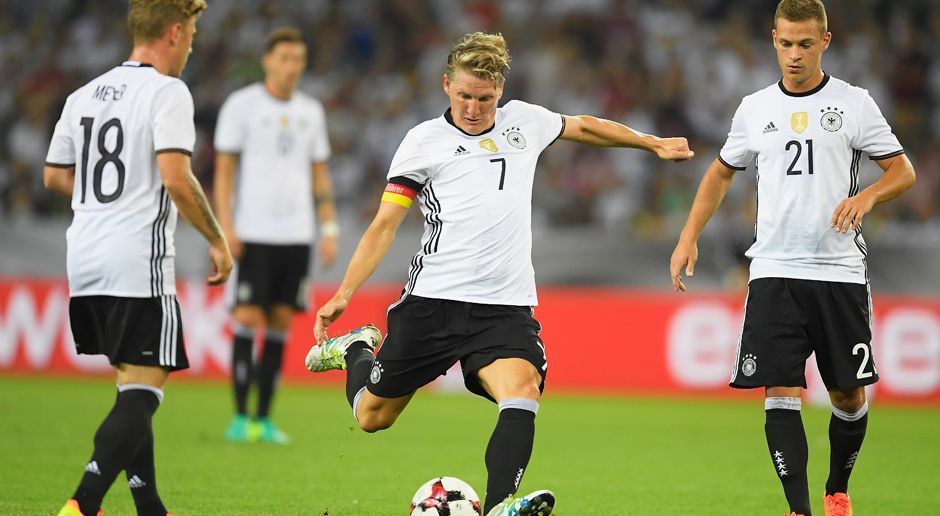 
                <strong>Bastian Schweinsteiger</strong><br>
                 Bastian Schweinsteiger: Es war sein Abend, sein Spiel, sein letzter Auftritt im DFB-Trikot. Und es wurde bereits vor dem Anpfiff emotional. Die Zuschauer erhoben sich, klatschten und Schweinsteiger weinte. Als er in der 67. Minute vom Feld ging, gab es die nächste Portion Emotionen. Sportlich ließ er sein Können aufblitzen, zog die Fäden, spielte ordentlich. Doch das war sowieso egal. Es war ja sein Abend. ran-Note: 1
              