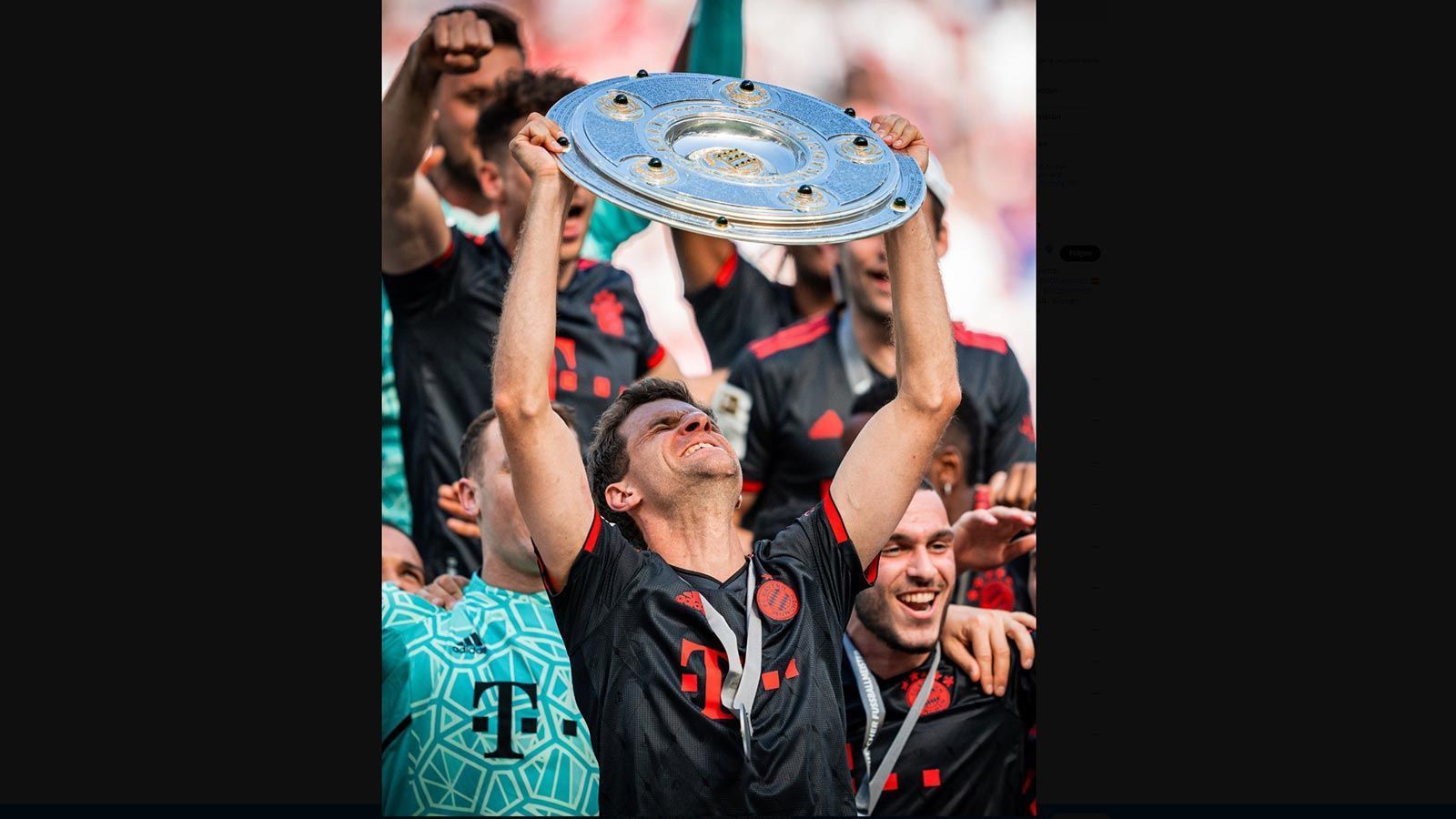 
                <strong>Der FC Bayern sagt seinen Fans auf Twitter "Guten Morgen"</strong><br>
                Am Morgen nach dem Gewinn der Meisterschaft begrüßt der FC Bayern seine Fans mit drei Bildern und den Worten: "Guten Morgen, ihr Meister!" auf Twitter. Auf dem ersten Bild hält Thomas Müller die Schale, ...
              