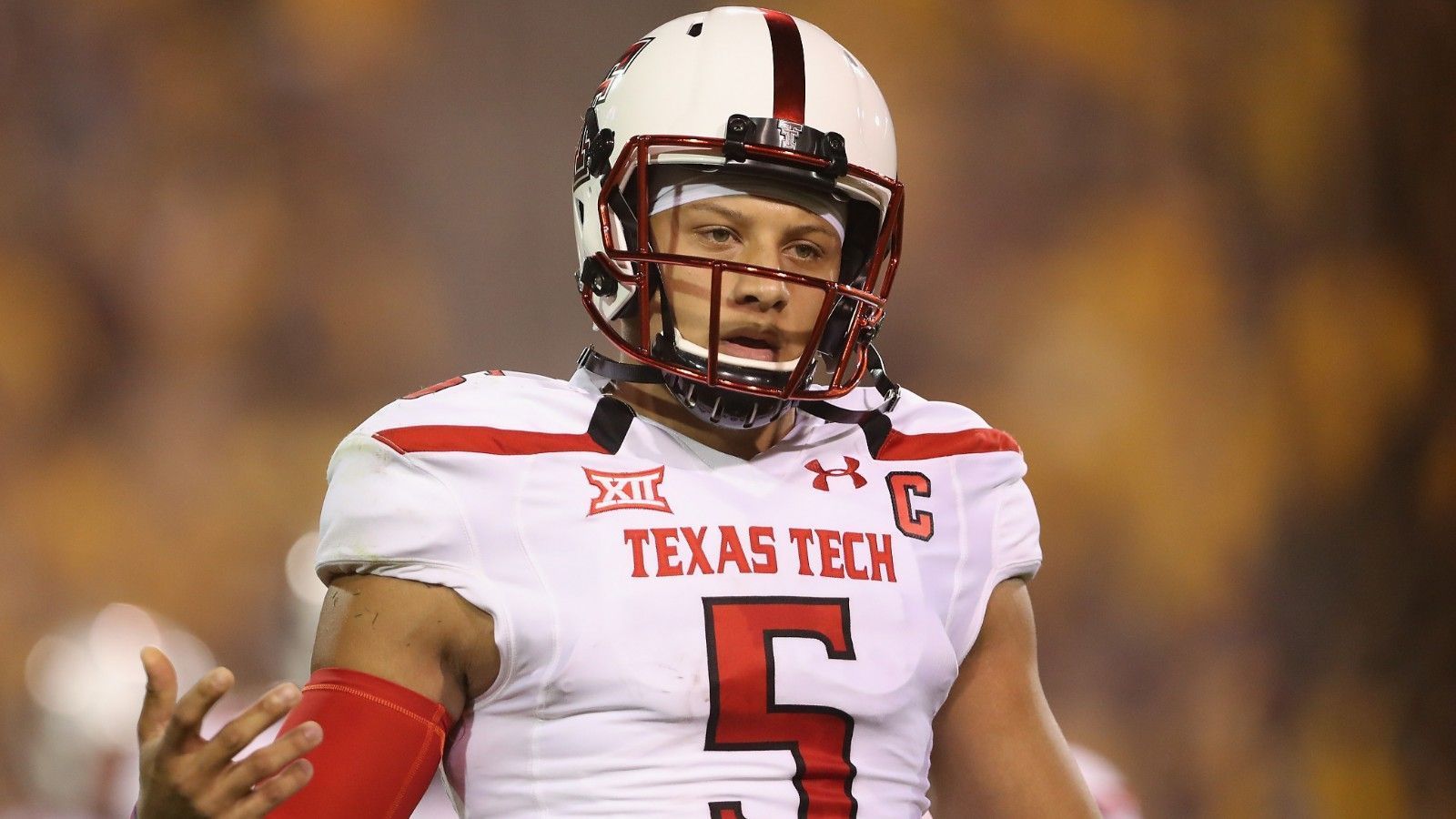 <strong>College I</strong><br>
                Der Quarterback spielte von 2014 bis 2017 an der Texas Tech University, begann dort aber zunächst einmal als Stellvertreter von Davis Webb. Doch als dieser sich bereits in Mahomes' erster Saison immer wieder verletzte, avancierte der gebürtige Texaner immer mehr zum Starter - und war das ab der Spielzeit 2015 dann auch offiziell.