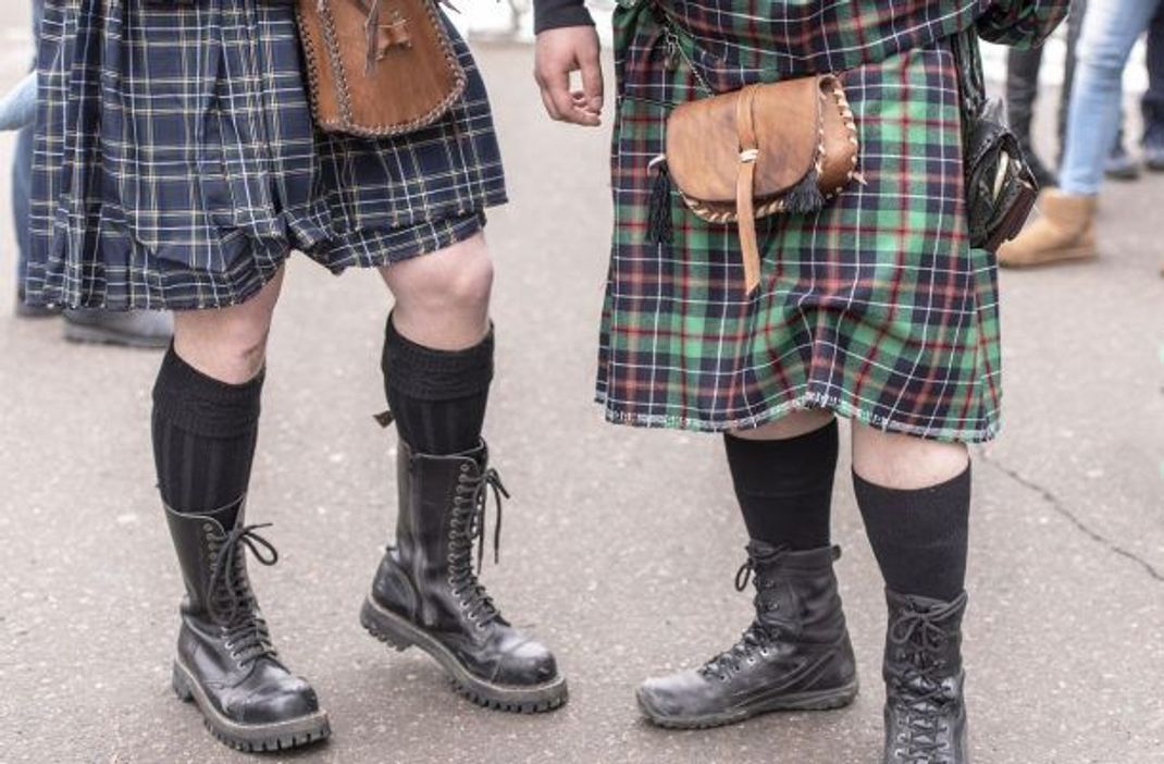 Wenn schon, denn schon: Für einen traditionell gearbeiteten Kilt benötigt man 7 bis 8 Meter Stoff - einfachere und günstigere Varianten kommen mit der Hälfte aus.