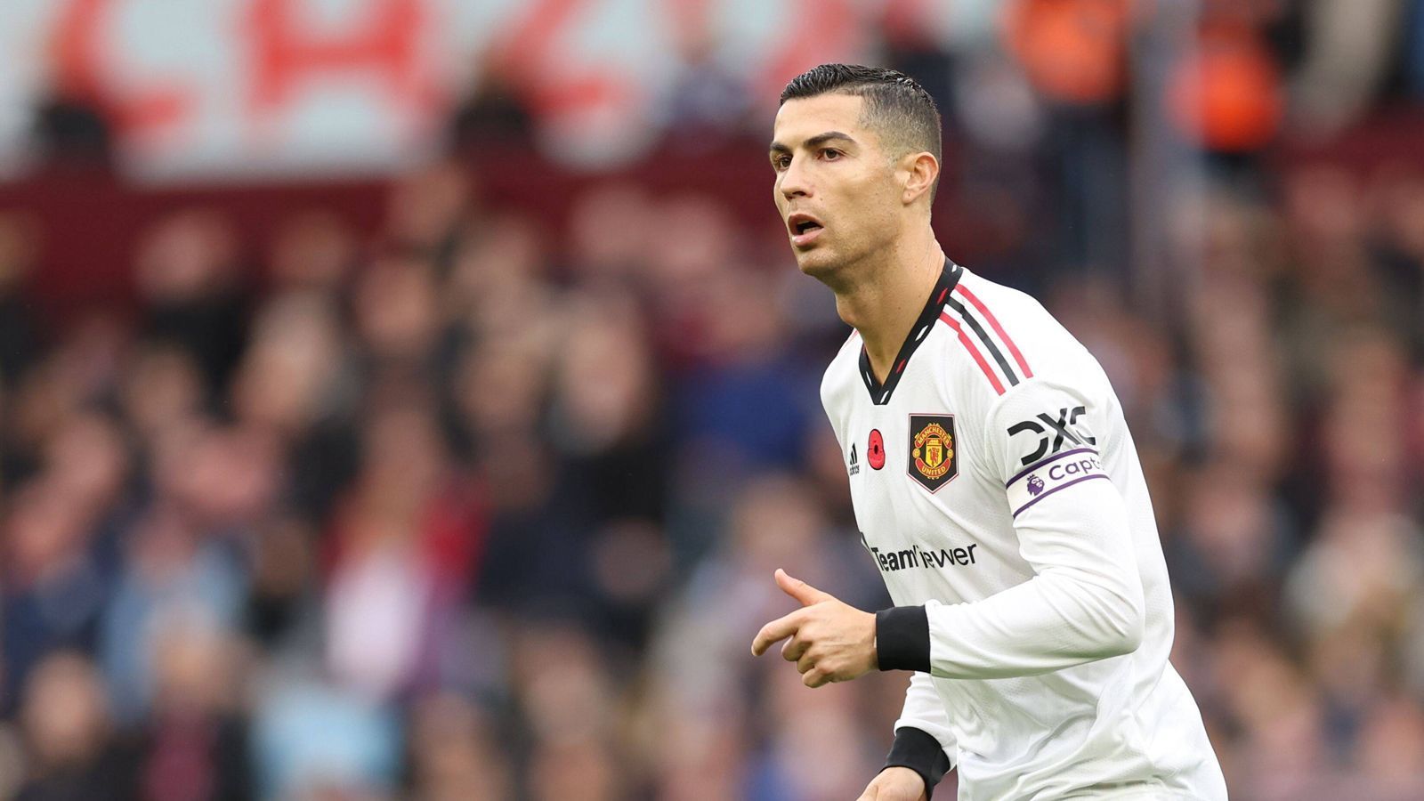 
                <strong>Cristiano Ronaldo: So ist die Lage bei Manchester United</strong><br>
                Bereits im Sommer versuchte der Berater des Portugiesen seinen Klienten bei einem anderen Klub unterzubringen – vergeblich. Nun dürfte er erneut Transfer-Versuche starten. Laut "ESPN" sollen die "Red Devils" den Superstar mittlerweile sogar ablösefrei ziehen lassen wollen. Welche Optionen bleiben dem 37-Jährigen überhaupt noch? Und welche Teams haben bereits abgesagt? ran gibt einen Überblick.
              