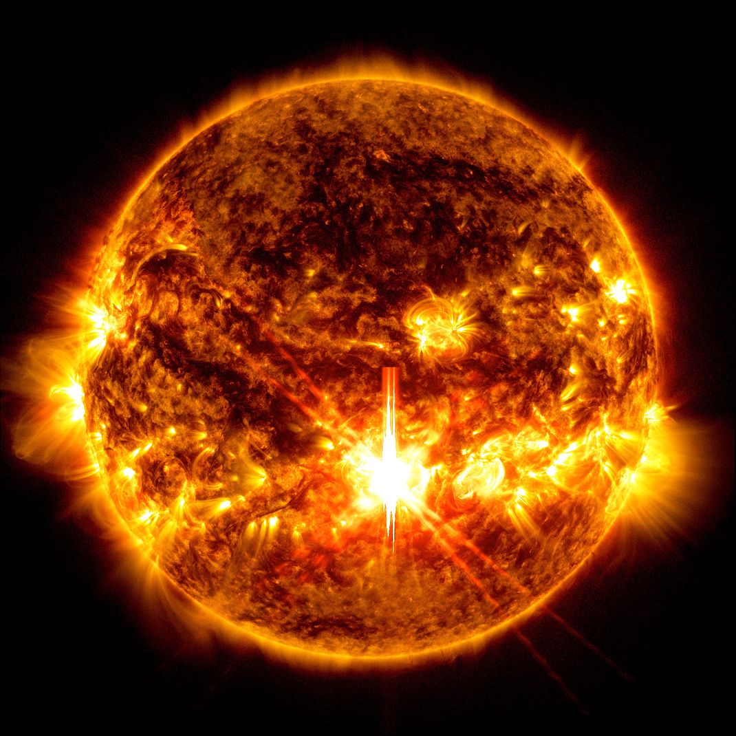 Auf dem Bild der Nasa ist die Sonneneruption deutlich als heller Blitz zu erkennen. 