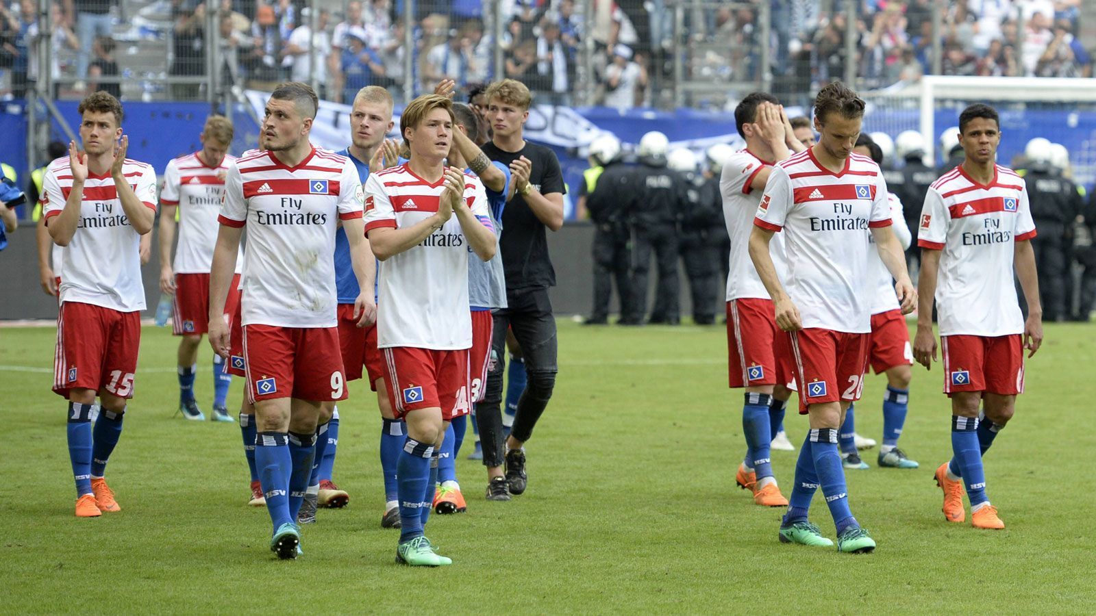 
                <strong>Jüngere Vergangenheit und Erfolge: Hamburger SV</strong><br>
                Am Ende der Saison 2017/18 stand der erstmalige Abstieg des "Bundesliga-Dinos" Hamburger SV in die Zweitklassigkeit. Seitdem versucht sich die Mannschaft am Wiederaufstieg, zweimal in Folge scheiterte das zuvor ambitioniert ausgerufene Ziel Bundesliga-Rückkehr jedoch. Den letzten großen Titel feierte der sechsfache Deutsche Meister mit dem Gewinn des DFB-Pokals 1987, in den Jahren 2009 und 2010 schied man zudem jeweils im Halbfinale des UEFA-Cups respektive der Europa League aus. Seitdem ging es stetig bergab.
              