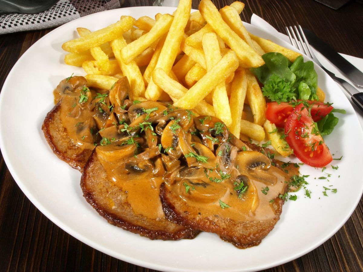 Jägerschnitzel mit Pommes