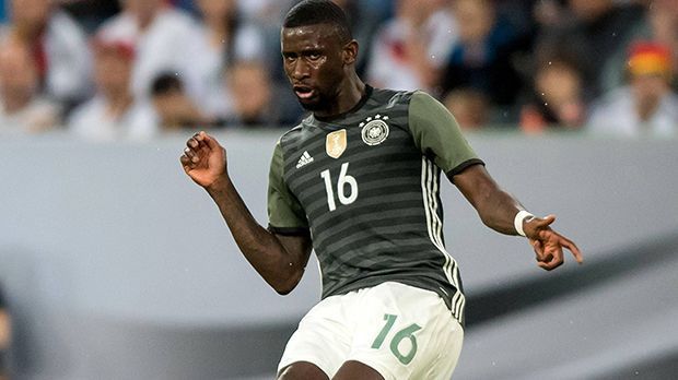 
                <strong>Antonio Rüdiger</strong><br>
                Antonio Rüdiger: War in der Defensive zunächst kaum gefordert, in den fünf Minuten vor der Halbzeit dann wie die gesamte Defensive überfordert. Gönnte sich in der zweiten Hälfte einige Genussgrätschen wie im Spaßbad. Überließ das Aufbauspiel seinem guten Nachbarn – Jerome Boateng. ran-Note: 3.
              