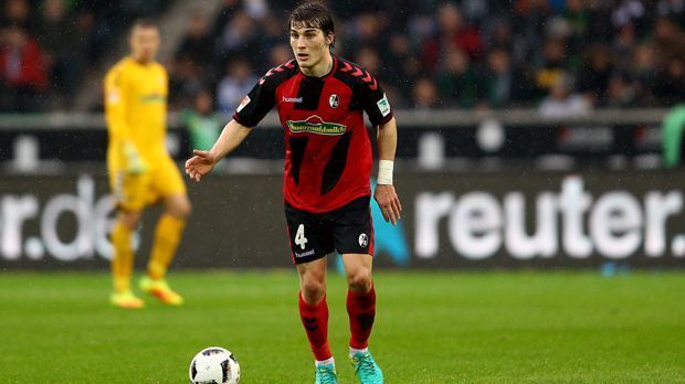 
                <strong>Abwehr - Caglar Söyüncü (SC Freiburg)</strong><br>
                Der junge Türke kam als No-Name vom Zweitligisten Altinordu zum Bundesliga-Aufsteiger. Innenverteidiger Caglar Söyüncü wurde quasi zum internen Aufsteiger der Freiburg, denn bereits in seiner ersten Saison agierte der 21-Jährige derart souverän, dass angeblich europäische Topklubs ein Auge auf ihn geworfen haben. Doch Sportdirektor Jochen Saier erteilte Interessenten eine Absage. "An Söyüncü hängt kein Preisschild. Es gibt keine Schmerzgrenze. In diesem Sommer ist er unverkäuflich, weil wir mit ihm den Weg weitergehen wollen und er möchte das auch", sagte er dem "Kicker". Der Vertrag von Söyüncü läuft noch bis 2021.
              