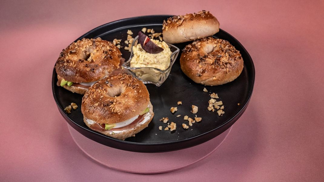 Walnuss-Bier-Bagel mit Blütenpollen-Birnen-Frischkäse-Dip