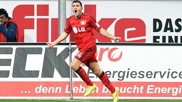 
                <strong>Kyriakos Papadopoulos (Bayer 04 Leverkusen)</strong><br>
                Kyriakos Papadopoulos (Bayer 04 Leverkusen) - Das Leihgeschäft des Ex-Schalkers wurde von vielen Fans der "Königsblauen" kritisch beäugt. Der damalige S04-Trainer Jens Keller verstand sich nicht mit dem Griechen, sodass der Innenverteidiger nach seiner Leihe für 6,5 Millionen Euro an den "Werksklub" verkauft wurde.
              