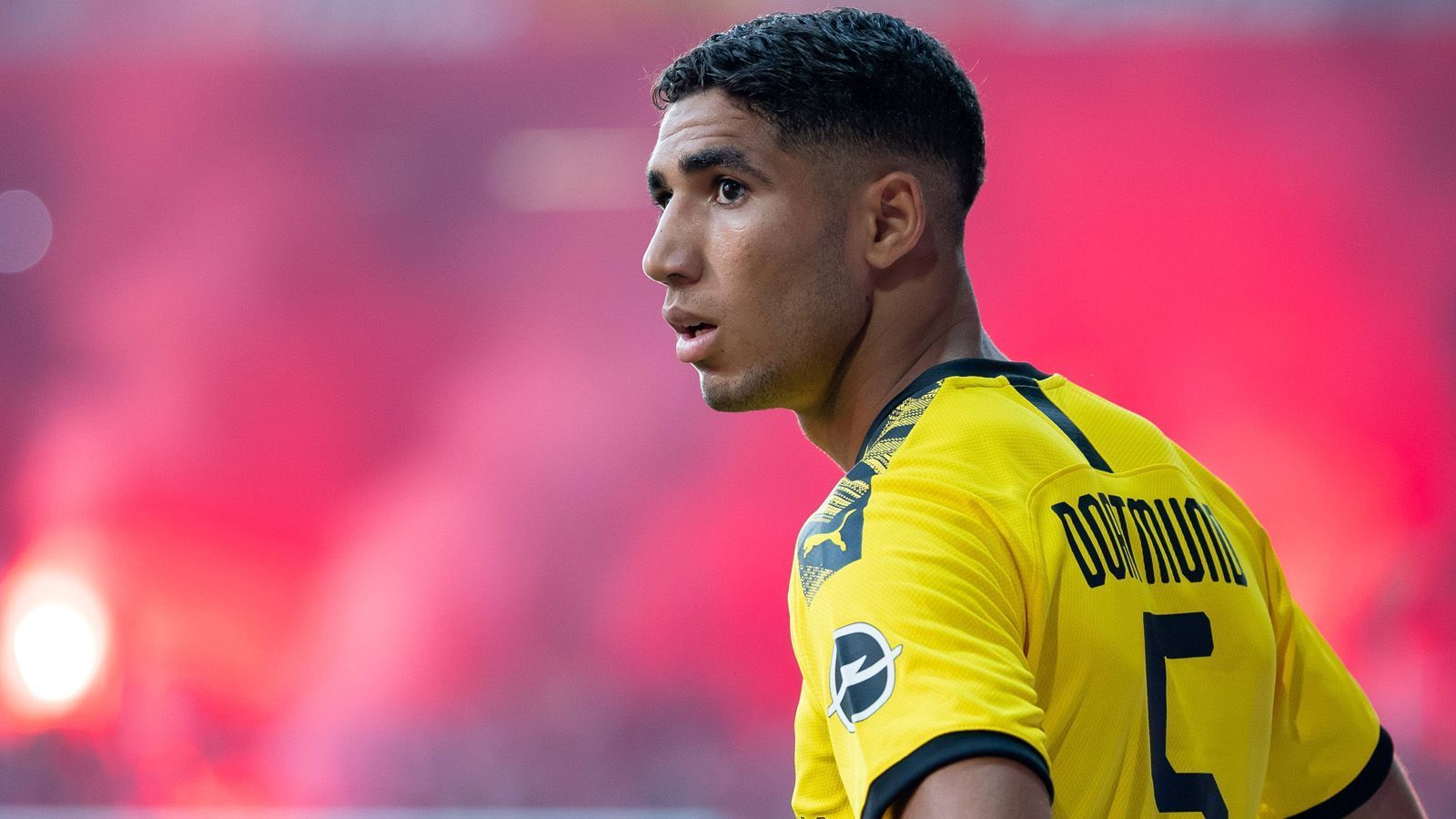 
                <strong>Borussia Dortmund</strong><br>
                Geliehene Spieler: Achraf Hakimi (Real Madrid, bereits die zweite Saison)Verliehene Spieler: Andre Schürrle (Moskau), Jeremy Toljan (US Sassuolo), Dzenis Burnic (Dynamo Dresden), Felix Passlack (Fortuna Sittard), Sergio Gomez (SD Huesca), Ömer Toprak (Werder Bremen), Marius Wolf (Hertha BSC)
              