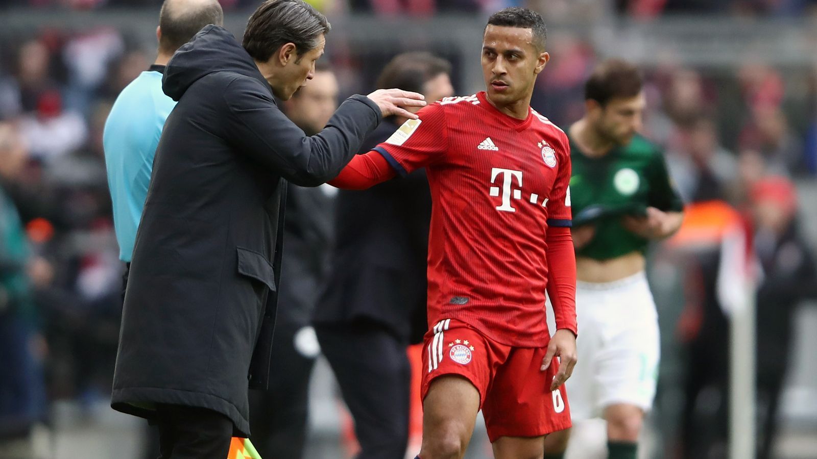 
                <strong>Thiago</strong><br>
                Wie immer der Passverteiler bei den Bayern und damit der Dreh- und Angelpunkt im defensiven Mittelfeld. Beweist immer wieder gutes Auge. Seine Seitenverlagerungen sorgen oft für freie Räume. In der 52. Minute mit Zuckerpass auf James, der zum 3:0 verwandelt. ran-Note: 2
              