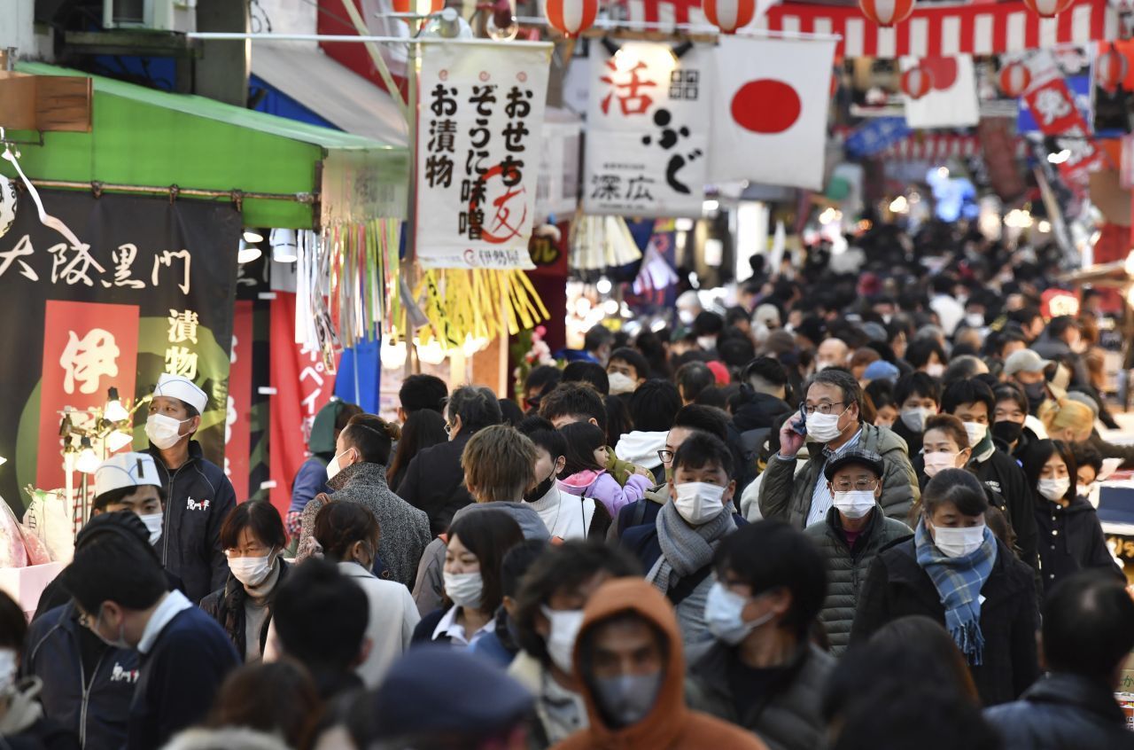 Platz 3 - Japan: Der asiatische Inselstaat gehört mit einer Schuldenquote von 254 Prozent zu den Top drei der am höchsten verschuldeten Länder weltweit. Dennoch ist es nicht von einer Staatsschulden-Krise betroffen. Das liegt vor allem daran, dass japanische Zentralbanken und Anleger:innen im großen Stil Staatsanleihen aufkaufen und die Schuldenpolitik ihres Landes so mitfinanzieren. In Asien zählt Japan deshalb trotz seiner 