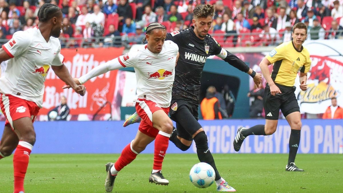 Xavi Simons (m.) stand bei RB Leipzig im Fokus