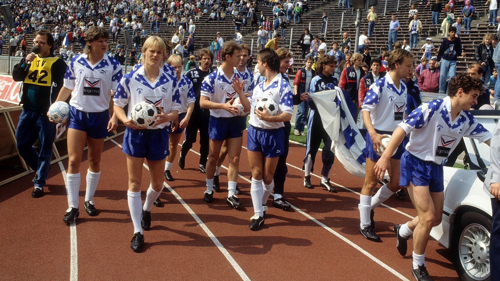 
                <strong>Platz 7: Hertha BSC (19 Spiele)</strong><br>
                Zwischen April 1983 und Oktober 1990 gewinnt die Hertha 19 Spiele in Folge kein Bundesligaspiel. Aus den letzten neun Spielen der Saison 82/83 holen die Hauptstädter mickrige zwei Punkte und gehen für fünf Jahre in die 2. Liga. Nach dem Aufstieg 1990 geht es weiter wie es aufgehört hat. Aus den ersten zehn Spielen holt die Hertha gerade einmal drei Unentschieden, dann gibt es den lang ersehnten Sieg gegen Eintracht Frankfurt am 20. Oktober 1990. Hilft trotzdem nichts, am Ende geht es für die Berliner wieder als Tabellenschlusslicht ins Unterhaus.
              