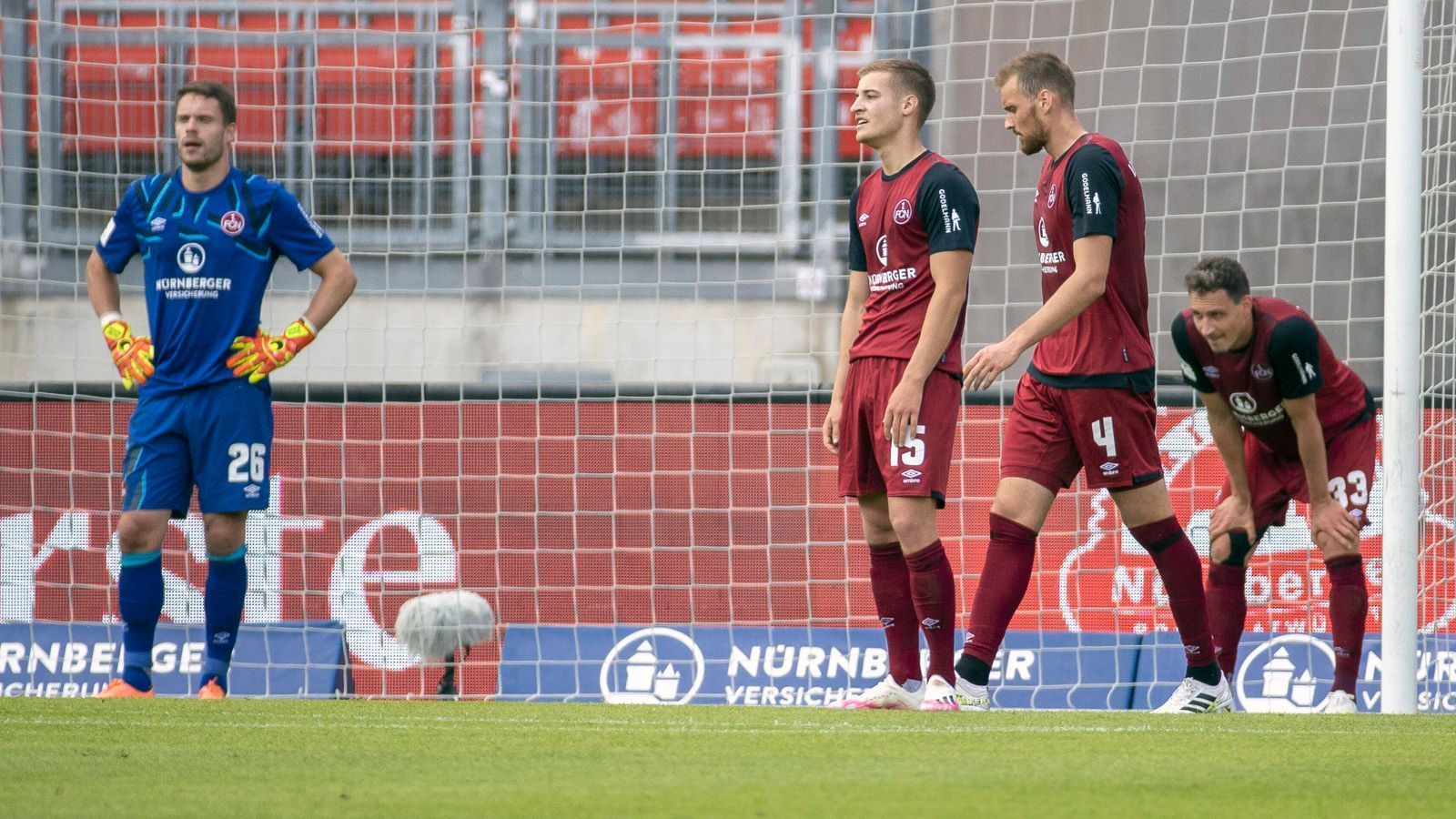 
                <strong>1. FC Nürnberg (2. Bundesliga)</strong><br>
                Einen kapitalen Absturz will der 1. FC Nürnberg am 34. Spieltag der 2. Bundesliga verhindern. Die Franken könnten nämlich zum zweiten Mal hintereinander absteigen und somit innerhalb von zwei Jahre von der Bundesliga in die 3. Liga durchgereicht werden. Zwar ist dem "Club" der direkte Abstieg definitiv erspart geblieben, doch als Tabellen-Fünfzehnter vor dem abschließenden Spieltag, könnten die Nürnberger noch auf den Abstiegs-Relegationsplatz zurückfallen. Wie sehr die Nerven beim Team von Coach Jens Keller blank liegen, zeigte erst kürzlich die 0:6-Heimschlappe gegen den VfB Stuttgart. Zum bislang letzten Mal spielte Nürnberg in der Saison 1996/97 nicht in einer der beiden obersten, deutschen Spielklassen. Um die Rückkehr in die Drittklassigkeit definitiv zu verhindern, muss Nürnberg nun zum Saisonabschluss bei Holstein Kiel gewinnen. Ansonsten wird es ein nervenzerreißendes Fernduell mit ...
              