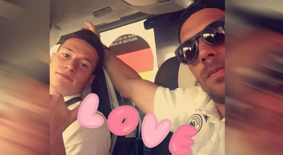 
                <strong>Snapchat-Geschichte des Lukas Podolski</strong><br>
                Nach der Partie gegen die Slowakei wird Matchwinner Julian Draxler die Ehre zuteil, ein Selfie mit dem selbsternannten Snapchat-König machen zu dürfen. Ein echter Liebesbeweis!
              