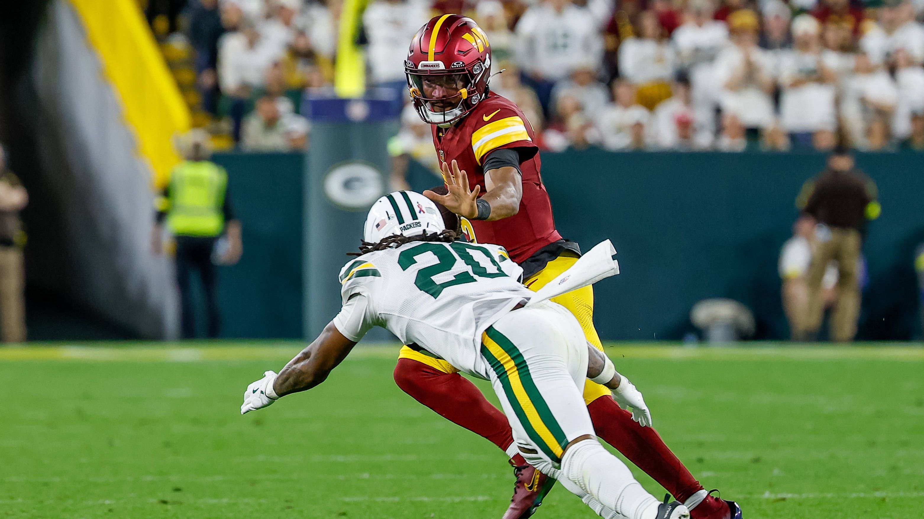 <strong>Jayden Daniels (Washington Commanders)</strong><br>Die Commanders bangen um ihren Quarterback: Jayden Daniels hat sich im Thursday Night Game gegen die Green Bay Packers eine Verletzung am linken Knie zugezogen. Sein Einsatz im Spiel gegen die Las Vegas Raiders in Woche drei ist fraglich ist, wie Head Coach Dan Quinn am Montag bestätigte. Der Playmaker verletzte sich beim ersten Spielzug im vierten Viertel, als Packers Edge Rusher Micah Parsons ihn nach links verfolgte. Als Daniels auswich, traf Safety Javon Bullard ihn mit seinem Helm am Knie. Der Zustand des 24-Jährigen werde von Tag zu Tag beobachtet.