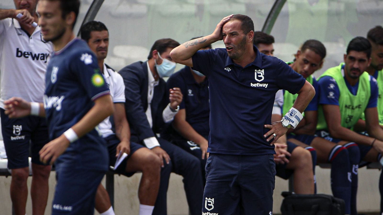 
                <strong>Belenenses SAD (Liga Portugal Bwin/Portugal)</strong><br>
                Unter dem früheren Kölner Profi Petit legte Belenenses in Portugal einen ziemlichen Fehlstart hin. Der Klub aus Lissabon hat nach acht Spielen erst vier Zähler geholt, allesamt durch Punkteteilungen. Obwohl aber Belenenses weiterhin ohne Sieg ist, ist man dank des noch schlechteren Starts von Famalicao zumindest nicht Tabellenletzter, sondern auf Rang 17. Am sechsten Spieltag war Belenenses dem ersten Dreier schon sehr nahe. Beim 1:1 gegen Gil Vicente kassierte das Team von Coach Petit erst in der Nachspielzeit den so bitteren Ausgleich. 
              