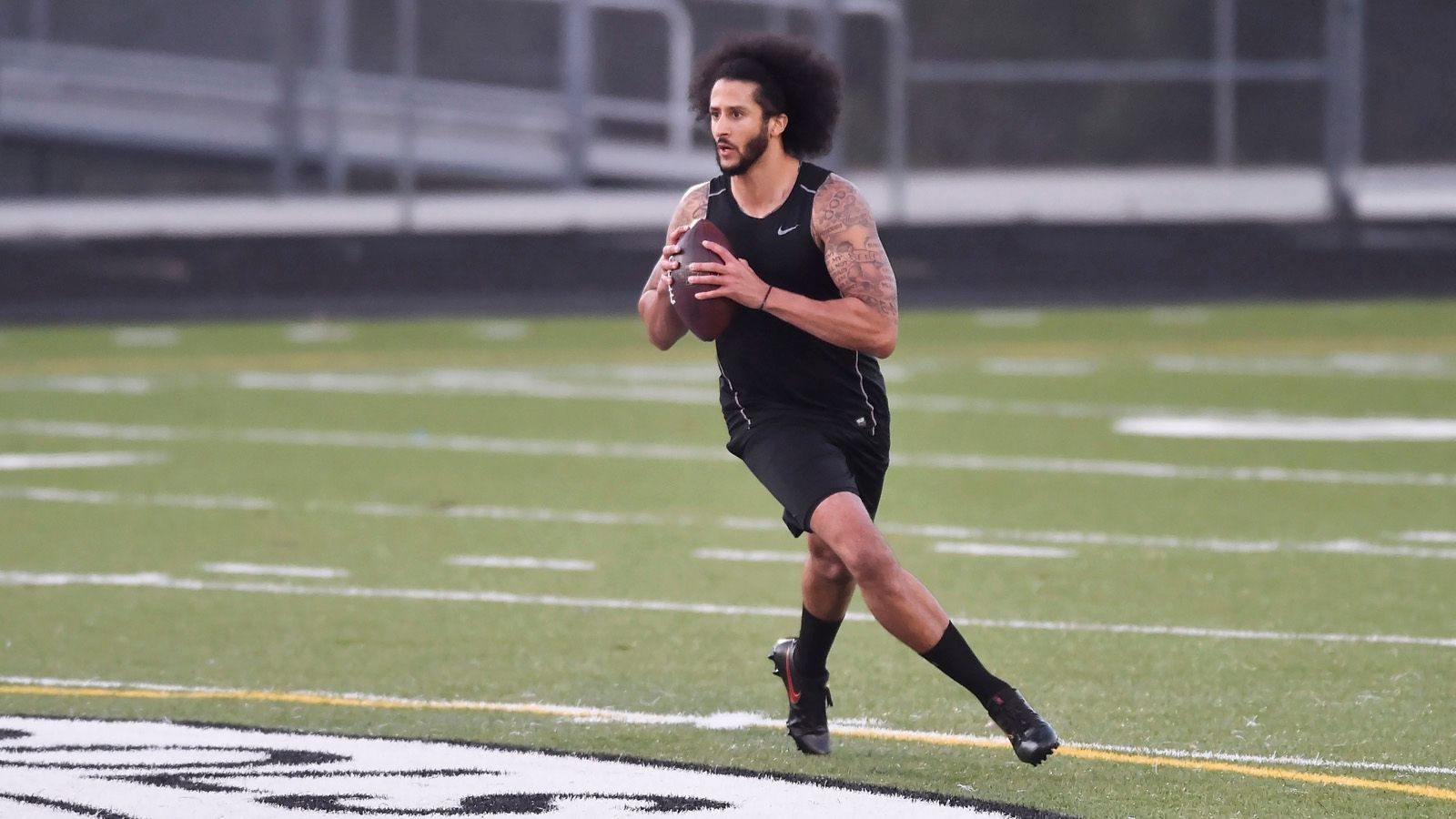 
                <strong>Letzte Ankündigung</strong><br>
                Den Glauben an eine Festanstellung Kaepernicks hat Geragos trotz seiner nicht eingetroffenen Ankündigungen noch immer nicht verloren. Nach seinem privat organisiertem Workout hätte Kaepernick das Interesse von zwei NFL-Teams geweckt. Das zumindest behauptet Geragos in der "Adam Carolla Show". In den nächsten zehn Tagen könne etwas passieren. "Ich denke, dass zwei Teams im Rennen sind. Eins, das zu recht einen Quarterback braucht, da ihrer am Sonntag eine sehr schlechte Leistung gezeigt hat. Das Team hat einen Besitzer, von dem ich glaube, dass er keine Angst davor hat", sagt Geragos in dem Podcast. Auch das zweite Team brauche einen Quarterback und habe einen Besitzer, der sich nicht um die hitzigen Diskussionen schert. Ob diese Ankündigung wieder nur heiße Luft ist?
              