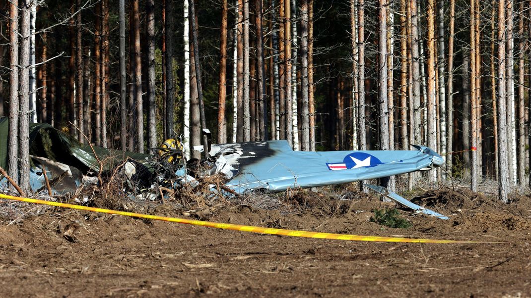 Ein abgestürztes Kleinflugzeug am Waldrand des Flughafens Räyskälä.