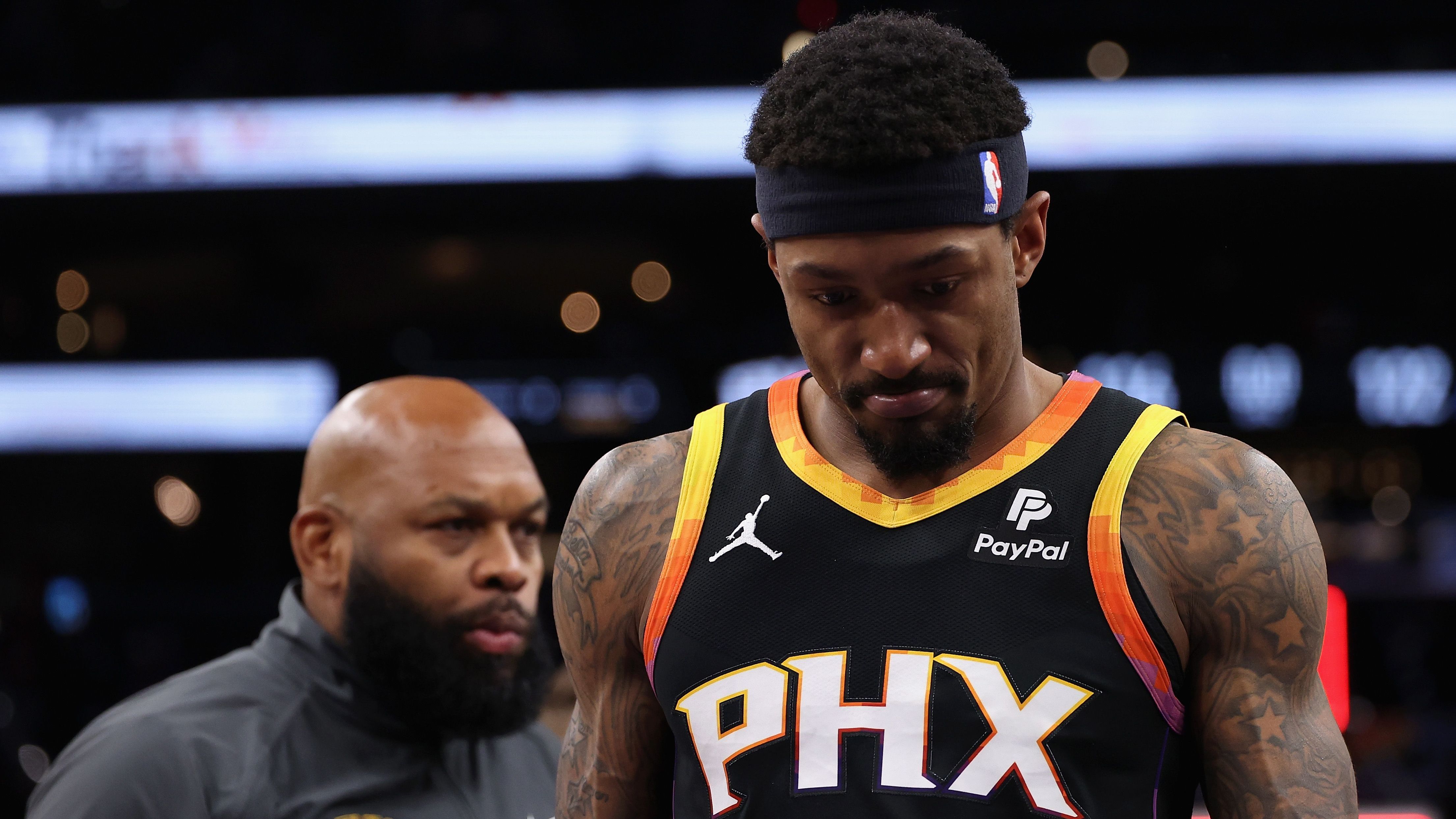 <strong>Platz 2 - Schlechteste Verträge: Bradley Beal (Phoenix Suns)</strong><br><em>Gehalt kommende Saison: 50.203.930 Dollar</em><br>Das Trio aus Beal, Booker und Durant hatte eigentlich vor, die NBA-Championship anzugreifen. Daraus wurde jedoch nichts. Phoenix flog bereits in der ersten Runde gegen Minnesota raus und zeigte, dass Stars alleine Erfolg nicht garantieren. Den Kader jedoch in der Breite zu verstärken, wird schwierig. Der erste Streichkandidat wäre wohl Beal. Dieser verdient jedoch 50 Millionen Dollar im Jahr, hat eine No-Trade-Klausel und noch zwei Jahre Vertrag. 18 Punkte legte er über die Saison auf...