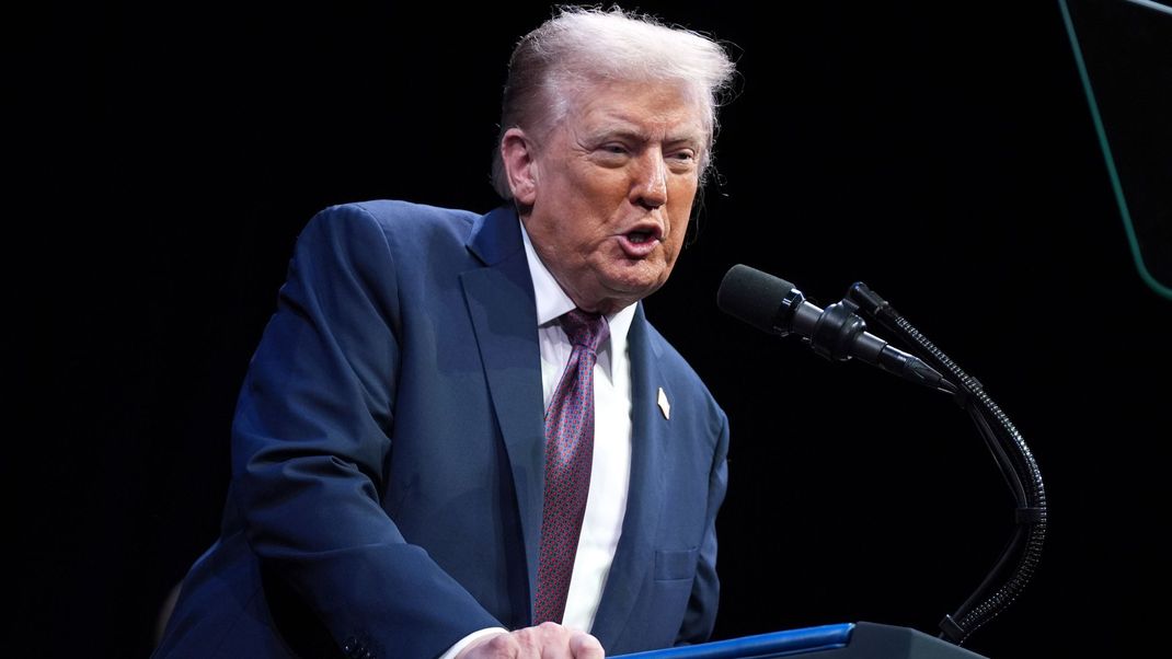 Arbeitsvisa sollen nach einer Anordnung von Präsident Trump künftig Gebühren von 100.000 Dollar kosten.