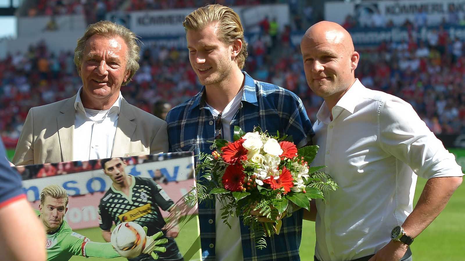 
                <strong>Die Karriere von Loris Karius</strong><br>
                Auch in der Saison 2015/2016 bietet Karius starke Leistungen und weckt schließlich das Interesse des FC Liverpool, der den Keeper für kolportierte zehn Millionen Euro an die Merseyside holt. Bei einem Testspiel zwischen Mainz und Liverpool im August 2016 wird Karius schließlich offiziell aus Mainz verabschiedet. 
              