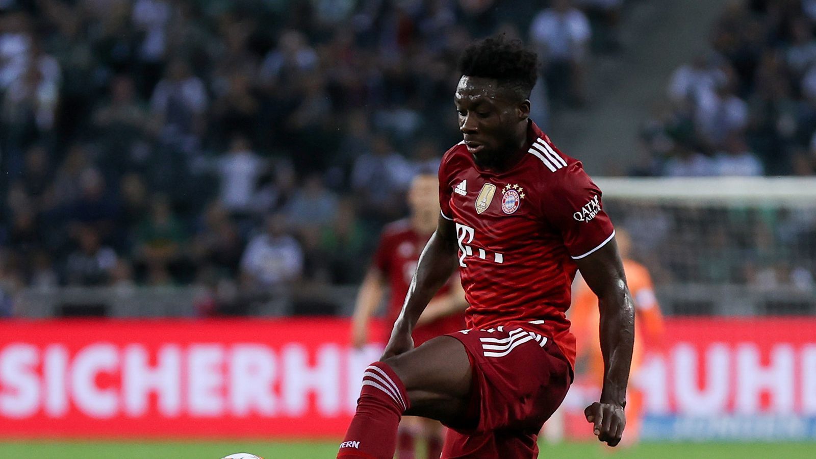 
                <strong>Alphonso Davies (FC Bayern München)</strong><br>
                Er erwischt einen kompletten Fehlstart, leistet sich viele Fehler, einer davon führt zum 0:1 durch Plea. Fängt sich aber nach 15 Minuten und zeigt seine Stärken vor allem offensiv in der Spieleröffnung und mit einigen schönen Vorlagen. Vergibt in der 58. Minute selbst eine gute Chance aus kurzer Distanz. Hält sein Tempo, hat zahlreiche gute Aktionen. ran-Note: 2
              