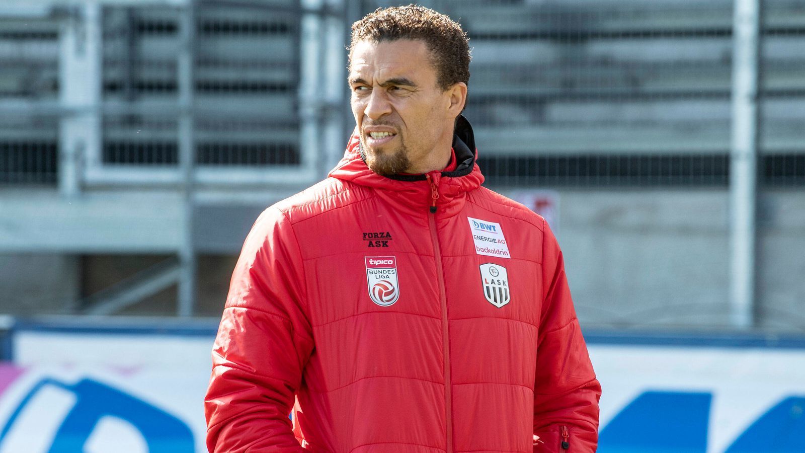 
                <strong>Valerien Ismael</strong><br>
                Der frühere Bundesliga-Profi Valerien Ismael steht hier stellvertretend für seinen Verein LASK. Denn beim österreichischen Bundesliga-Tabellenführer, bei dem Ismael seit Saisonbeginn als Trainer im Amt ist, kam es nach der Wiederaufnahme des Trainings zu einem Skandal. Wie eine versteckte Kamera auf dem Trainingsgelände der Linzer dokumentierte, hielten die LASK-Profis die Bestimmungen der Regierung nicht ein. So wurde eben nicht in Kleingruppen mit entsprechendem Abstand trainiert, sondern mit normalem Körperkontakt in Mannschaftsstärke. Wegen dieser Verletzung des Fairplay-Gedankens droht dem aktuellen Tabellenführer im schlimmsten Fall sogar ein Zwangsabstieg.
              