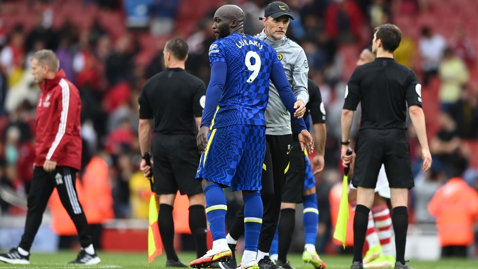 
                <strong>FC Chelsea (England)</strong><br>
                Als Titelverteidiger startet der FC Chelsea in die Champions-League-Saison 2021/22. Die "Blues" um den deutschen Trainer Thomas Tuchel (re.) besiegten im Finale des Vorjahres Manchester City durch einen Treffer von Kai Havertz mit 1:0. Für die neue Saison hat Chelsea nun mit Romelu Lukaku (li.) noch einen weiteren Topstürmer verpflichtet. Der Belgier kehrte für geschätzte 115 Millionen Euro Ablöse von Inter Mailand zu den Londonern zurück. 
              