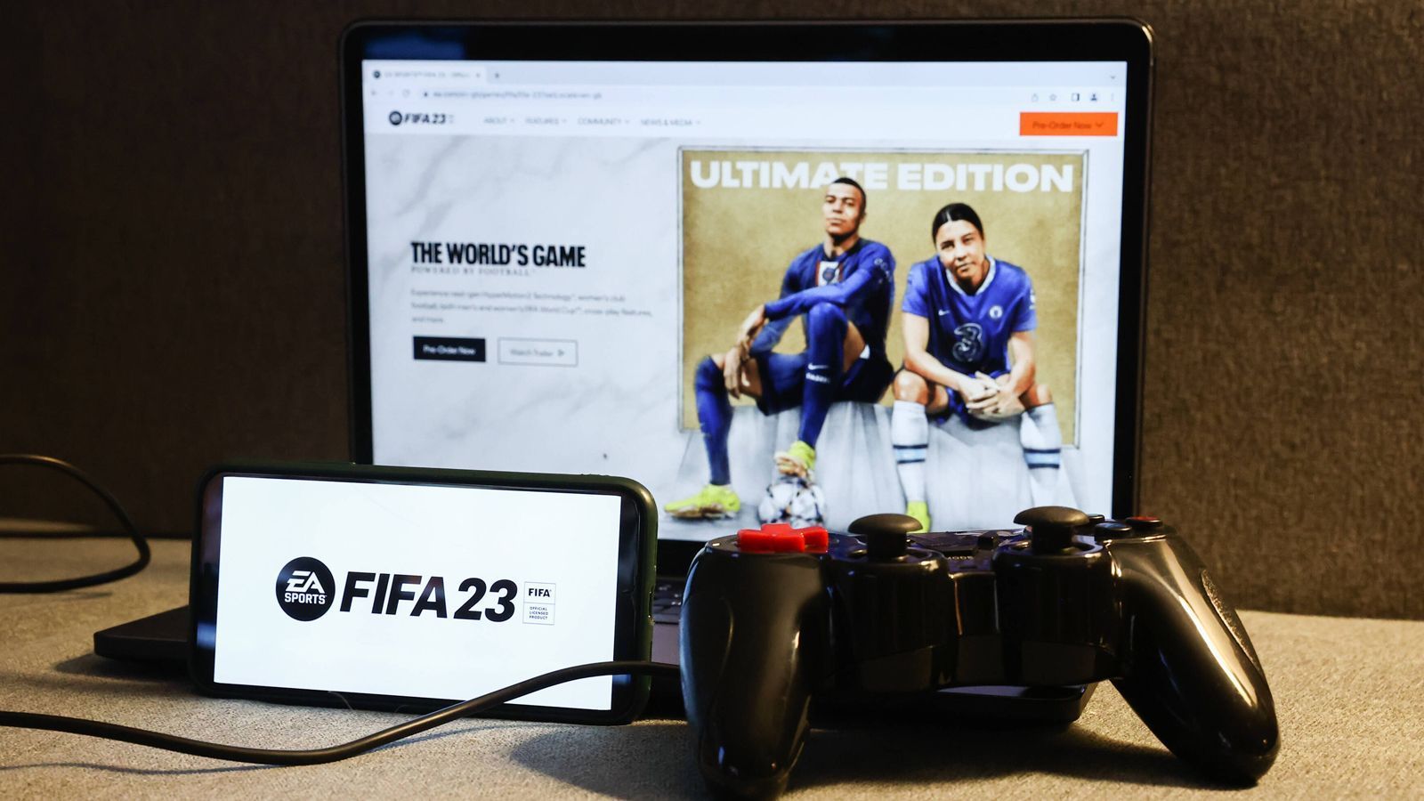 
                <strong>Nostalgie pur: Das vermissen wir aus alten FIFA-Spielen</strong><br>
                Ab aufs Sofa und vor die Konsole, das neue FIFA 23 ist da! Doch viele Änderungen sind in Neuauflagen von FIFA-Spielen traditionell nicht zu erwarten. FIFA 23 hat dennoch einiges zu bieten: Beispielsweise kehrt der WM-Modus in diesem Jahr zurück, der sich für gewöhnlich an großer Beliebtheit bei den Zockern erfreut. Es gibt jedoch einiges aus früheren Teilen, das sich viele Nutzer zurückwünschen. ran zeigt, welche Features in FIFA mittlerweile fehlen, aber unvergessen bleiben.
              