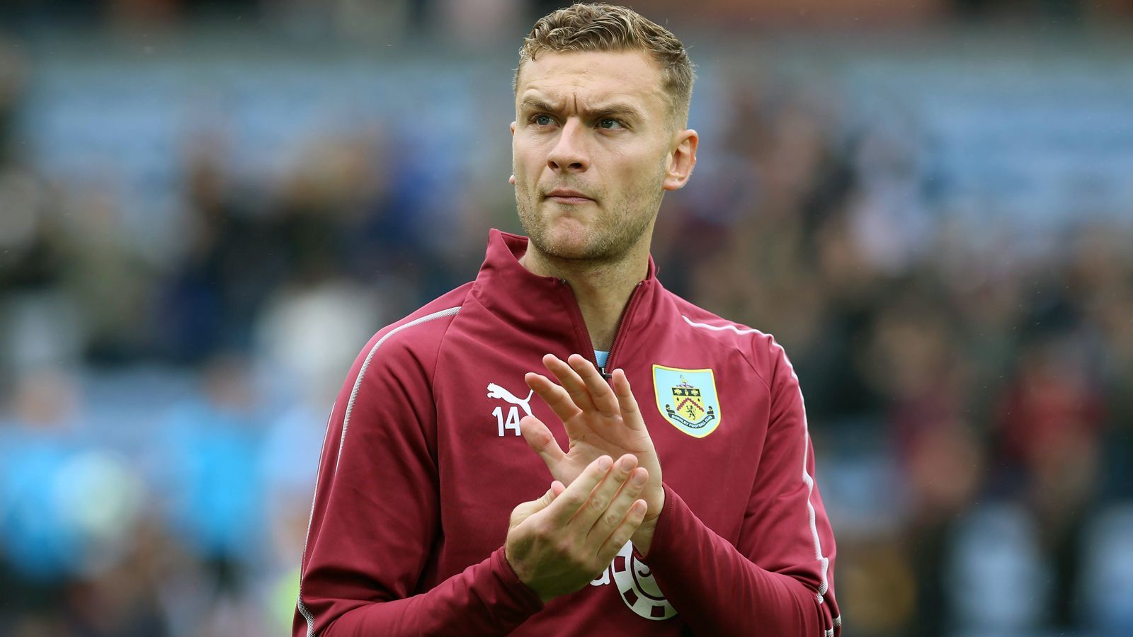 
                <strong>Ben Gibson (Burnley)</strong><br>
                Für Innenverteidiger Ben Gibson griff Burnley so tief in die Tasche, wie noch für keinen anderen Spieler zuvor. Der Rekordtransfer soll laut Medienberichten 16,9 Millionen Euro Ablöse gekostet haben, um ihn von Middlesbrough nach Burnley zu lotsen. Dass eine Rekordablöse aber noch längst keinen Stammplatz nach sich zieht, muss der 25-jährige Engländer seit ungefähr einem Monat feststellen. Der Neuzugang wartet nämlich nach wie vor auf sein Premier-League-Debüt für Burnley. Nur in der Europa-League-Qualifikation durfte Gibson gegen Basaksehir und Olympiakos Piräus für seinen neuen Klub auflaufen.
              