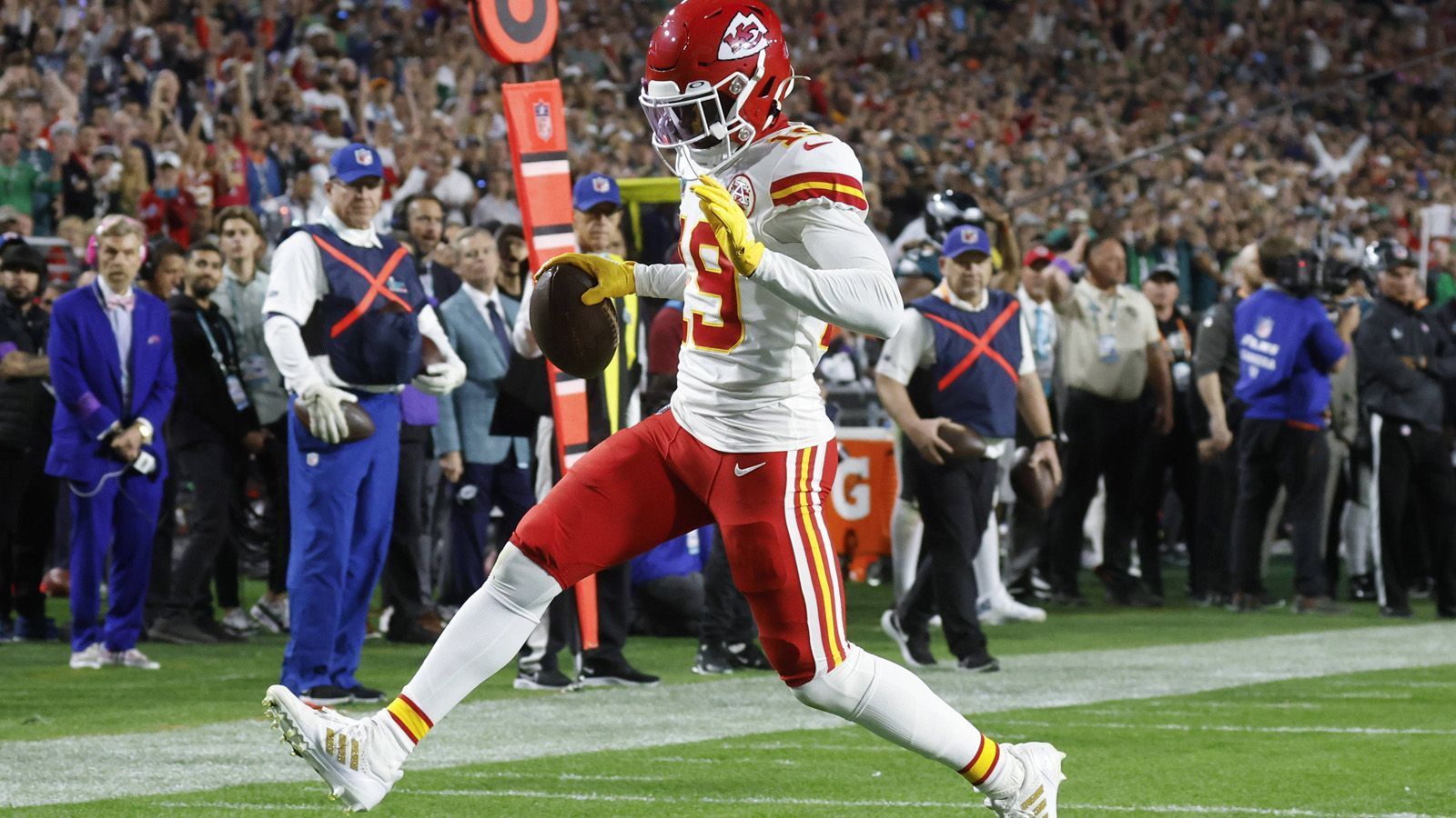 
                <strong>New York Giants via Kansas City Chiefs: Drittrundenpick</strong><br>
                Einen vergleichsweise geringen Preis zahlten die Kansas City Chiefs für Wide Receiver Kadarius Toney, der ihnen mit einem Touchdown gleich zum Super-Bowl-Triumph verhalf. Im Gegenzug mussten die Chiefs lediglich einen Drittrundenpick (Compensatory) sowie einen Sechstrundenpick zu den New York Giants schicken.
              