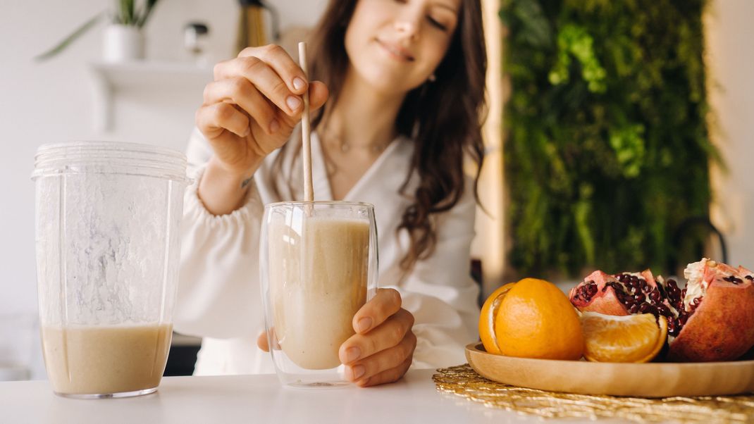 Gesund, aber kein kalorisches Leichtgewicht: Fruchtige Smoothies enthalten eine nicht unwesentliche Menge Zucker.