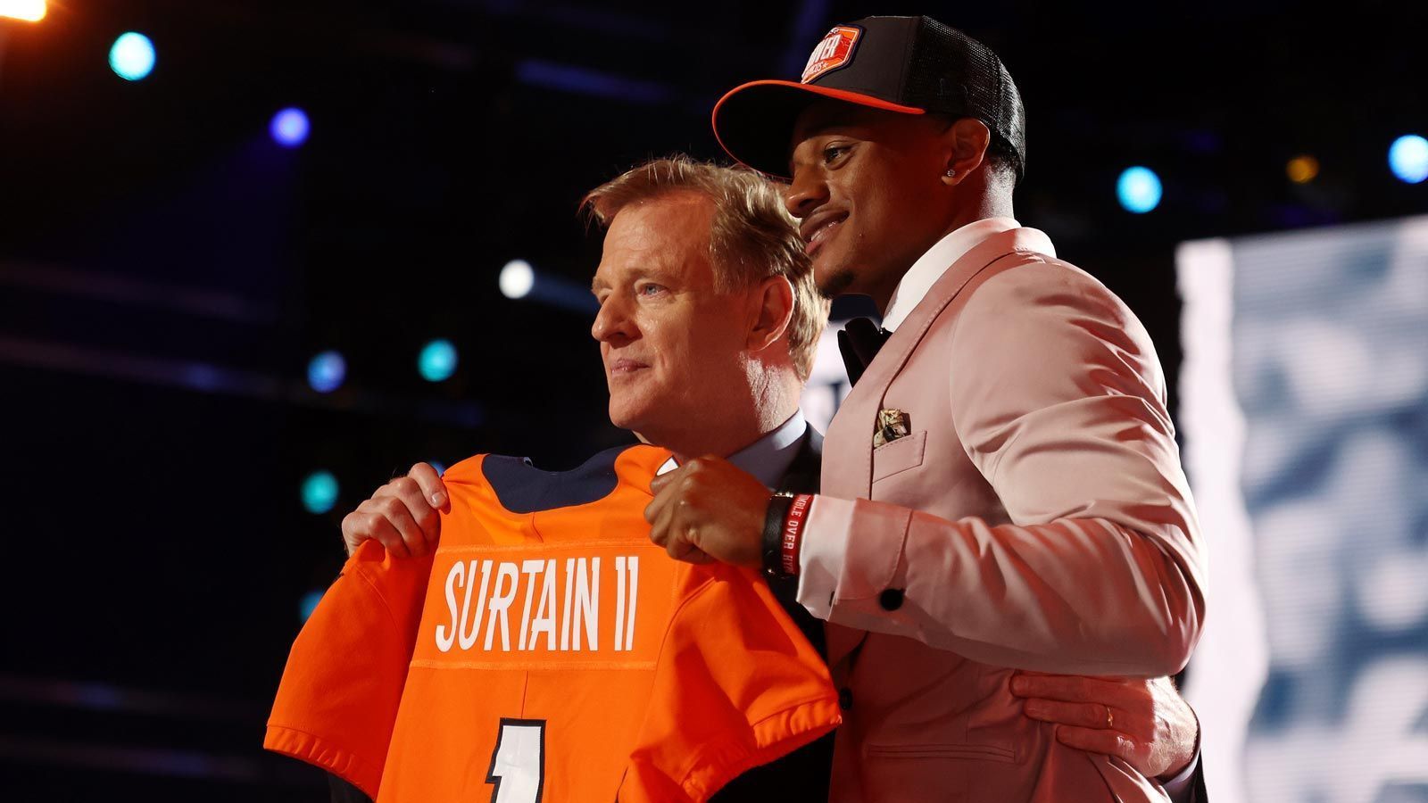 
                <strong>Platz 17 - Denver Broncos</strong><br>
                Denver überraschte viele Fans mit Erstrunden-Pick Patrick Surtain II. (Cornerback; im Bild, rechts) und entschied sich damit klar gegen einen neuen Quarterback. In den folgenden Runden blieb das Team aus Colorado weiter aggressiv: Mit Running Back Javonte Williams und Guard Quinn Meinerz konnten gute Value-Picks verpflichtet werden, zudem wurde in der zuletzt verletzungsanfällig Secondary für Ersatz gesorgt. Die Broncos haben das Zeug zum Playoff-Team – ihre Spielmacher Teddy Bridgewater und Drew Lock müssen dies hingegen noch beweisen.
              