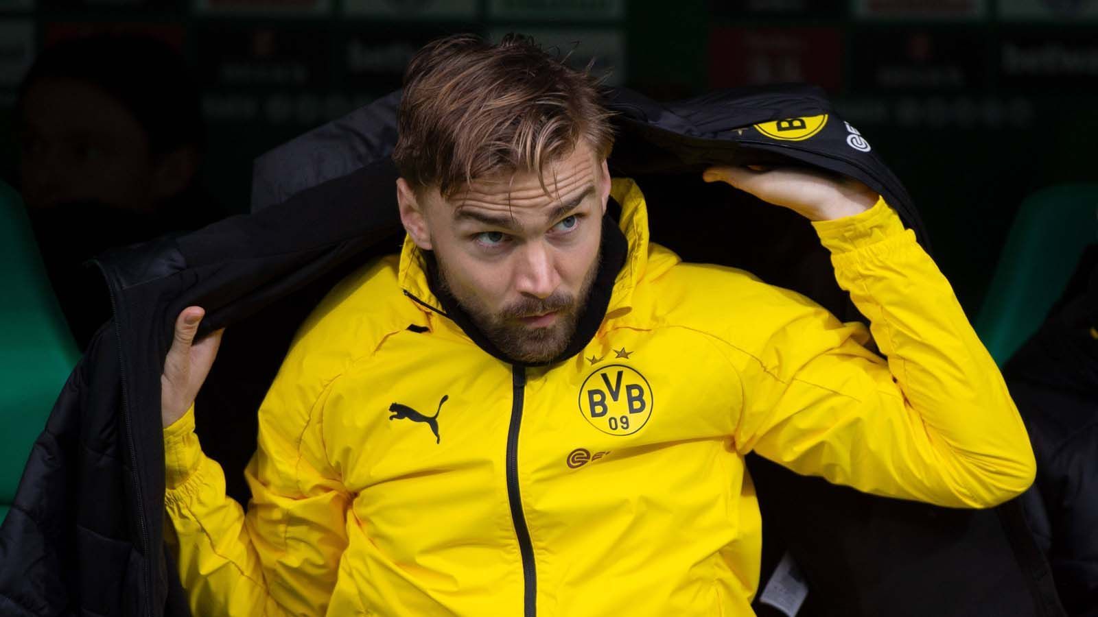 
                <strong>Marcel Schmelzer</strong><br>
                Momentan ist Schmelzer beim BVB außen vor, bis zum Paderborn-Spiel standen gerade einmal 13 Bundesliga-Minuten für ihn zu Buche. Zunächst Nico Schulz und später dann die Umstellung auf Dreierkette machen es dem ehemaligen BVB-Kapitän schwer. Sein Vertrag läuft im kommenden Jahr aus, doch die Borussia würde ihm wohl keine Steine in den Weg legen, sollte sich schon diesen Sommer ein Abnehmer finden. Denn Schmelzer erlebte auch andere Zeiten im BVB-Trikot.
              