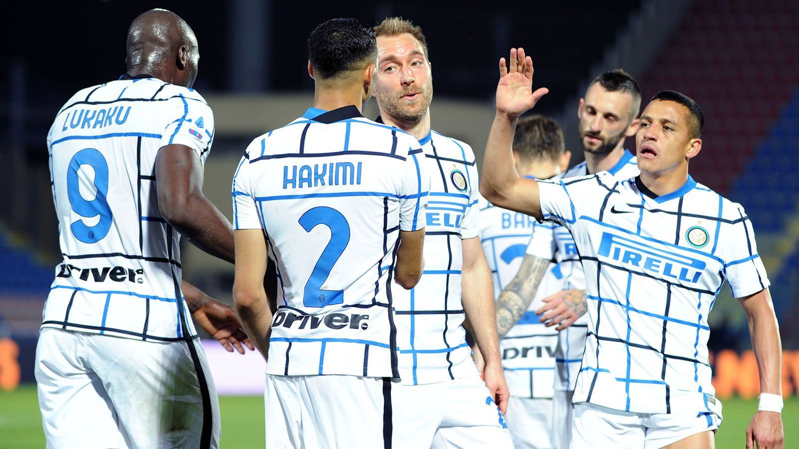 
                <strong>Inter Mailand</strong><br>
                Nach neun Jahren ist die Vorherrschaft von Juventus Turin in der italienischen Serie A durchbrochen. Weil Atalanta Bergamo gegen Sassuolo Calcio nicht gewinnen konnte, ist Inter Mailand vier Spieltage vor Schluss bereits Meister. Die Nerazzuri gewannen am Samstag mit 2:0 beim FC Crotone und dürfen sich nun über den ersten Meistertitel seit elf Jahren freuen. 2010, unter Jose Mourinho, reichte es für Inter letztmals zum Scudetto.
              