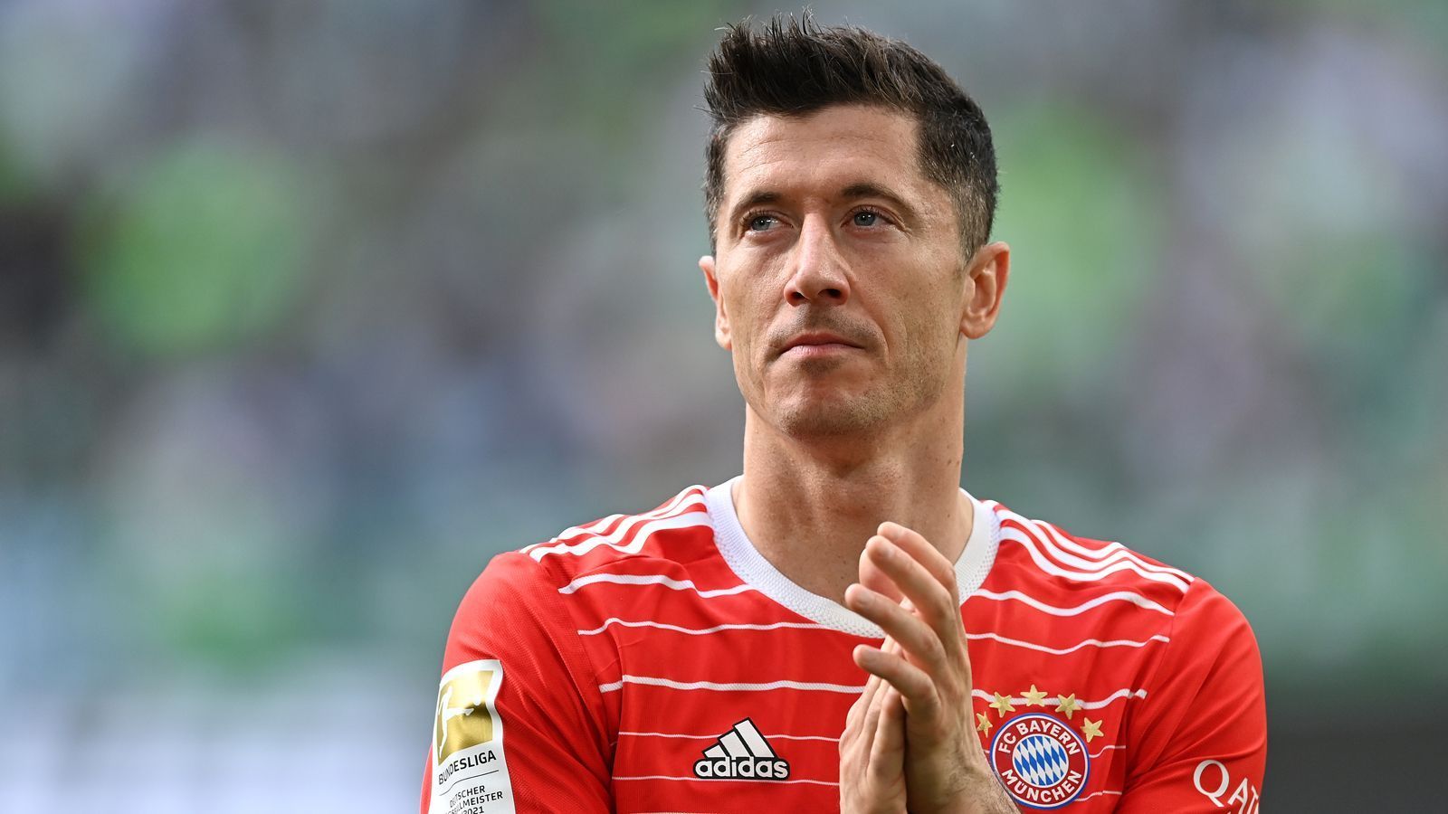 
                <strong>Robert Lewandowski (FC Bayern München)</strong><br>
                Trotz Vertrages bis 2023 bei den Bayern will Superstar Robert Lewandowski nur noch eines: weg aus München! Sowohl der 33-jährige Pole als auch sein Berater Pini Zahavi haben das zuletzt unmissverständlich klargemacht. Als heißester Interessent gilt bislang der FC Barcelona, doch die Katalanen haben ein riesiges Problem. Aufgrund der hohen Verschuldung des Klubs kann Barca Lewandowski gar nicht finanzieren, ohne zuvor Transfereinnahmen zu generieren. Die Bayern fordern für den zweimaligen Weltfußballer angeblich 32 Millionen Euro Ablöse, in Barcelona winkt dem Routinier Medienberichten zufolge ein Dreijahresvertrag.
              