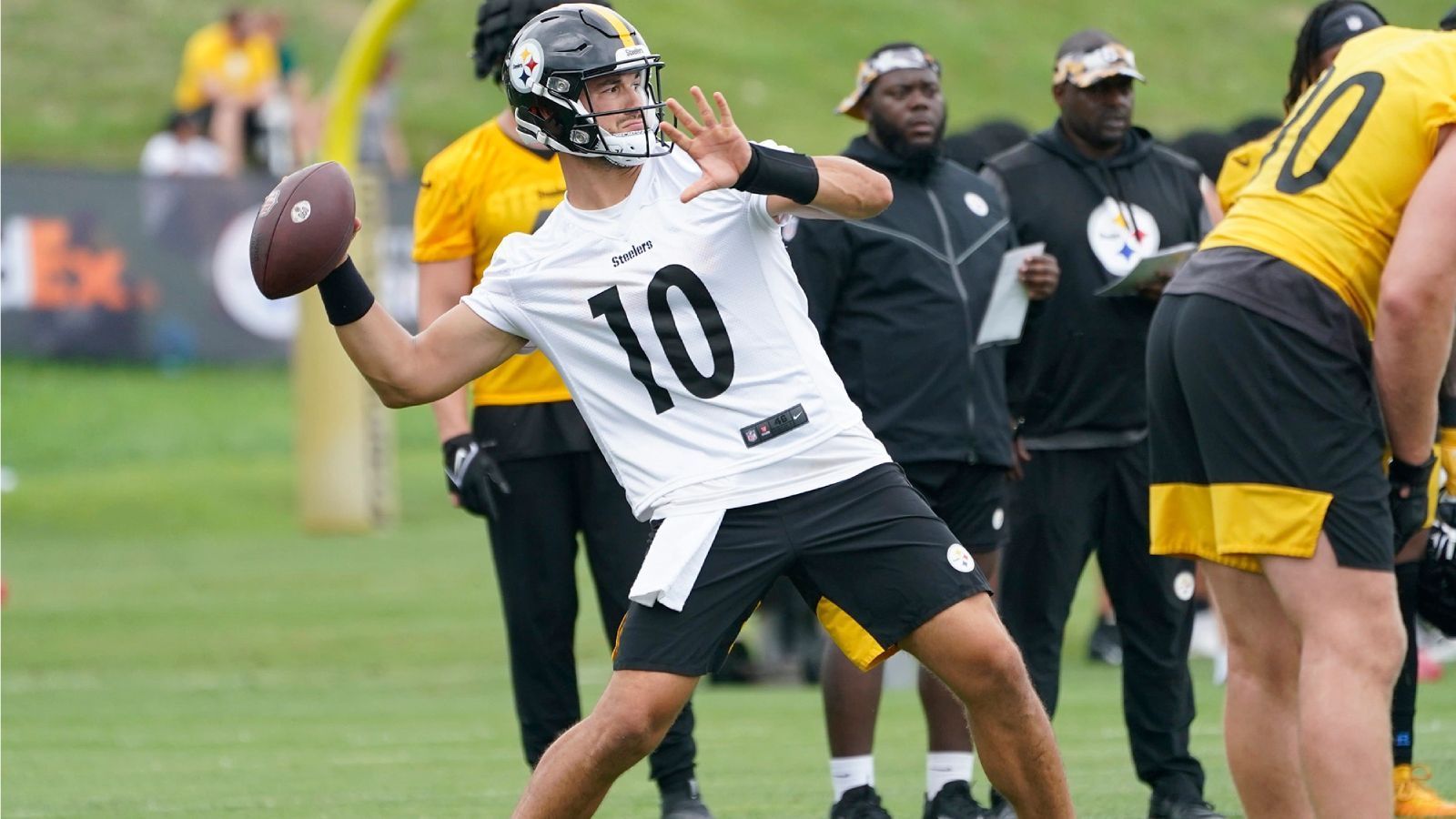 
                <strong>Verlierer: Mitchell Trubisky (Pittsburgh Steelers)</strong><br>
                Eigentlich wurde Mitch Trubisky nach Pittsburgh geholt, um der Brückenquarterback zwischen dem zurückgetretenen Ben Roethlisberger und dem Rookie Kenny Pickett zu sein. Die Leistungen im Training Camp jedoch sind eher schwach. So schwach, dass Offensive Coordinator Matt Canada sich zuletzt sogar für Mason Rudolph als Signal Caller aussprach. Nicht gerade der Anspruch des ehemaligen Second Overall Picks.
              